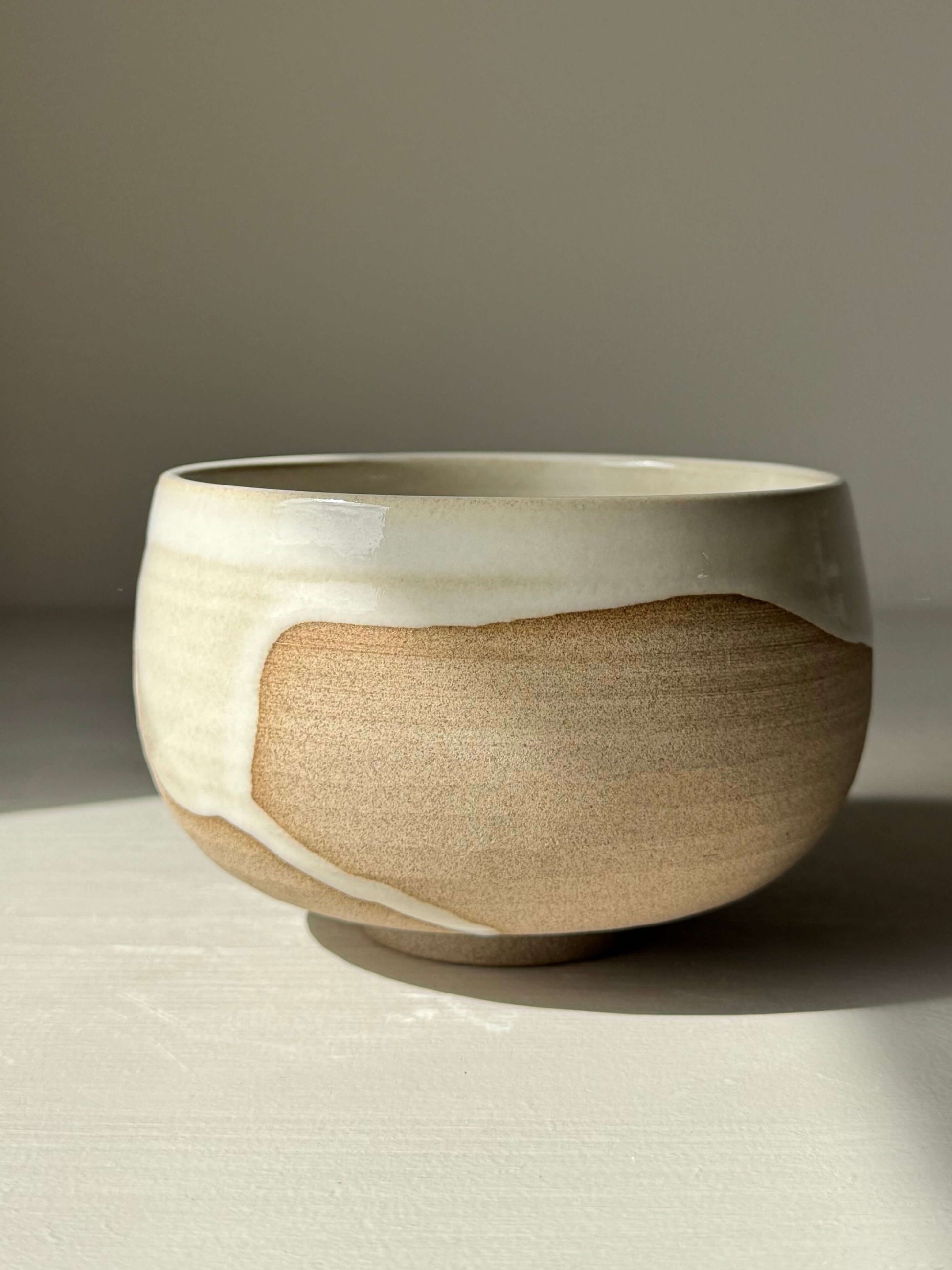 Matcha Bowl – Yuki Series #04 handmade ceramic bowl with toffee clay and glossy white glaze.