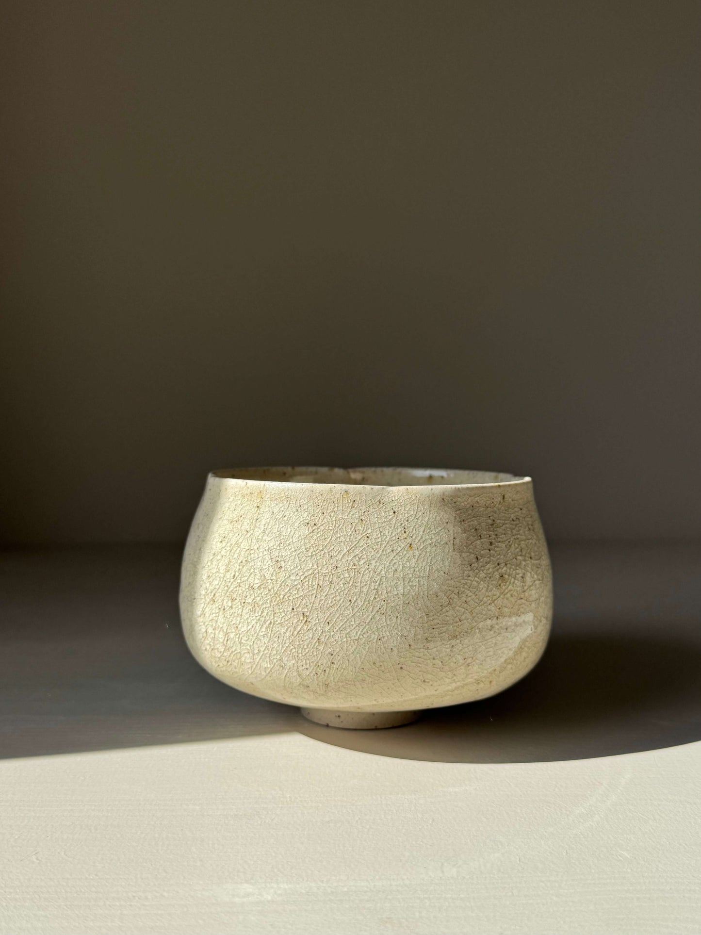 Handmade ceramic Matcha Bowl - Kannyū #01 with crackle glaze and flower-like shape, perfect for enjoying matcha tea.