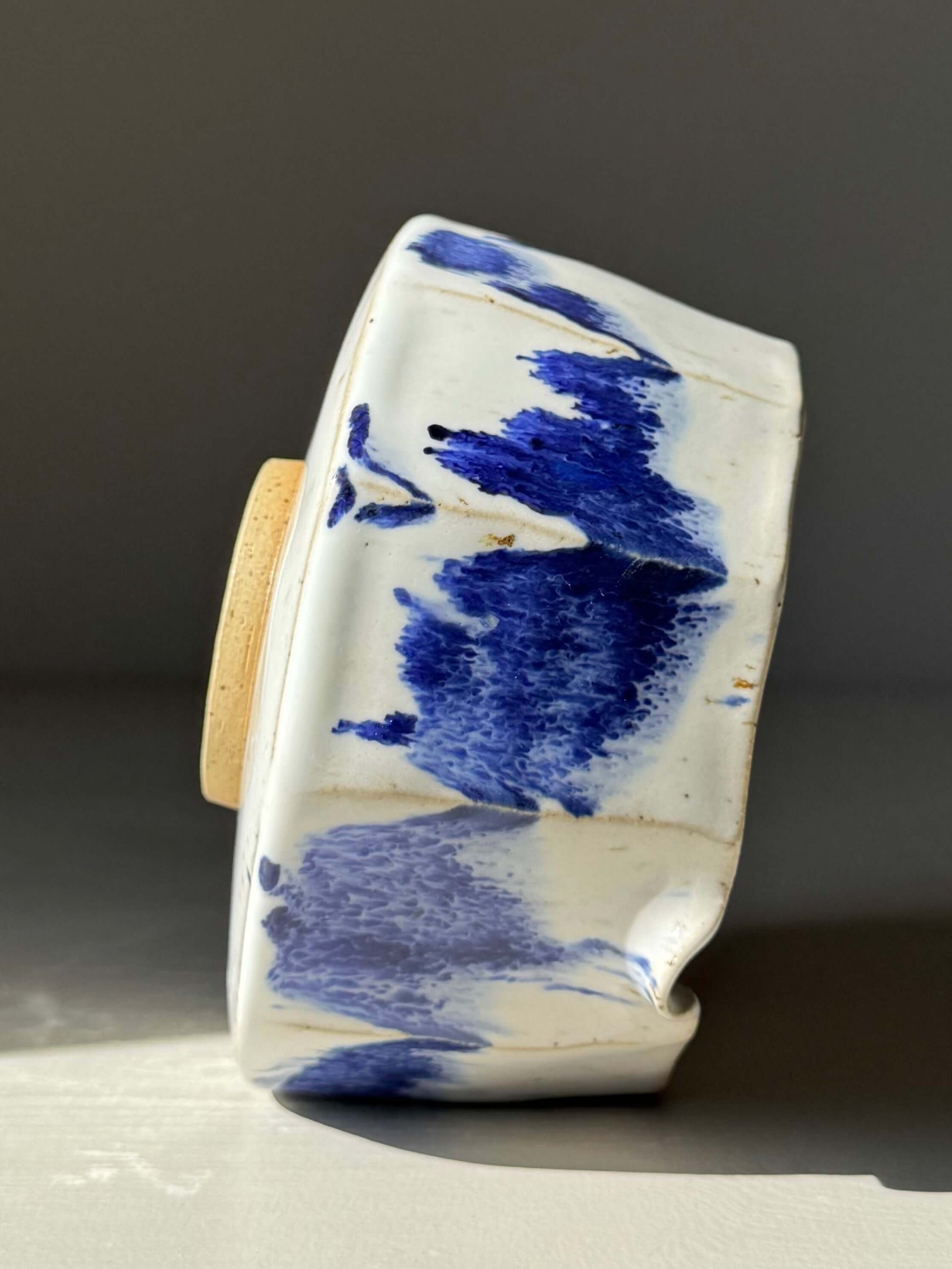 Faceted Matcha Bowl with Spout – Cobalt Blue & Glossy White Glaze #08, handmade ceramic with faceted design and blue accents.