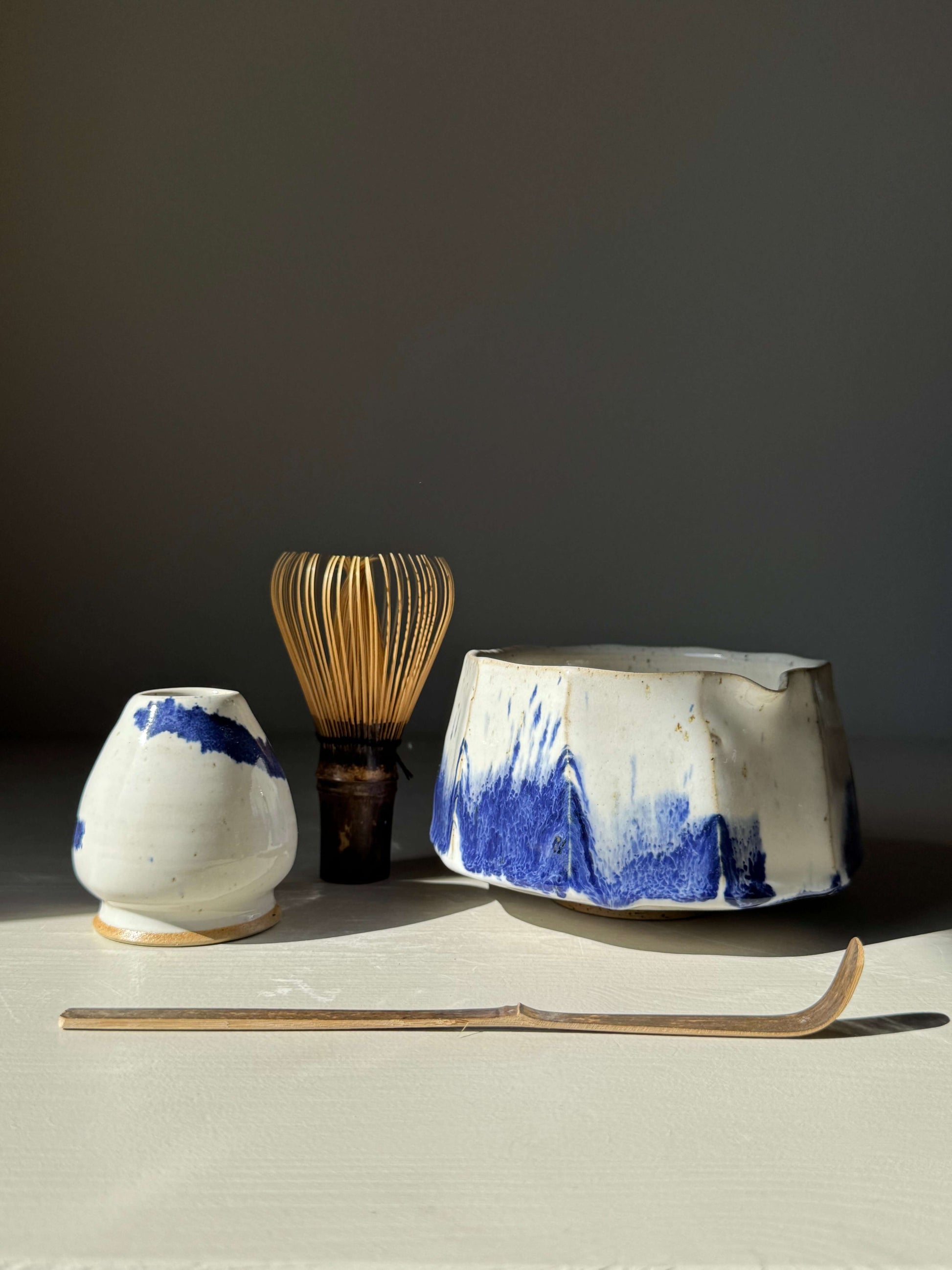 Faceted Matcha Bowl with Spout – Cobalt Blue & Glossy White Glaze #04, handmade ceramic with faceted design and cobalt blue accents.