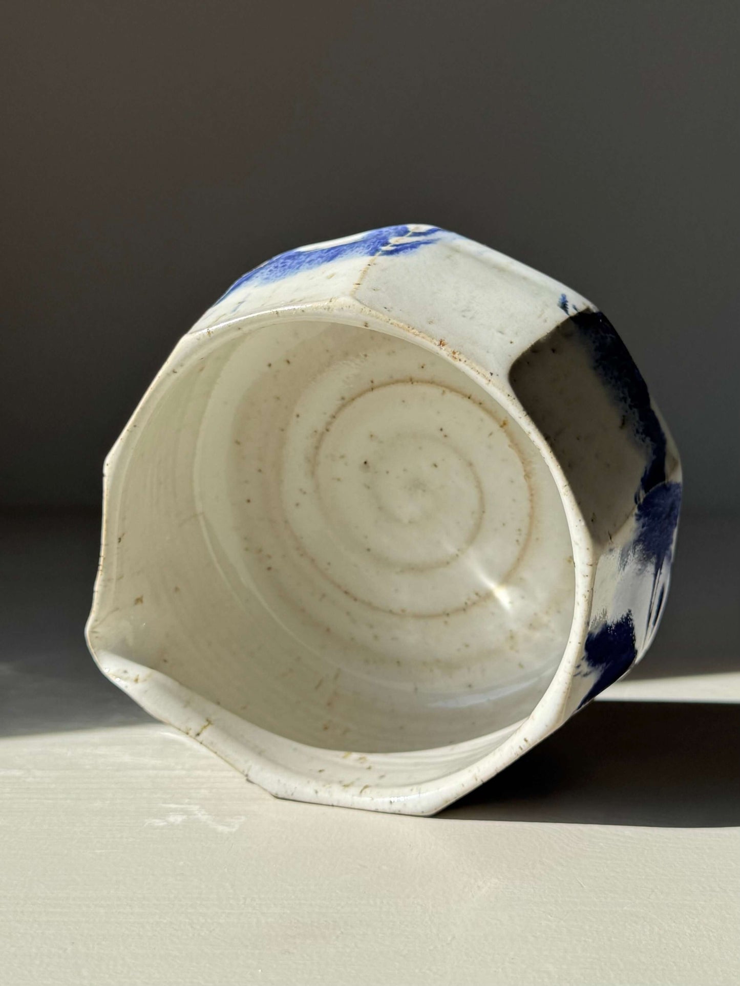 Faceted Matcha Bowl with Spout – Cobalt Blue & Glossy White Glaze #01, handmade ceramic with unique faceted design and cobalt accents.
