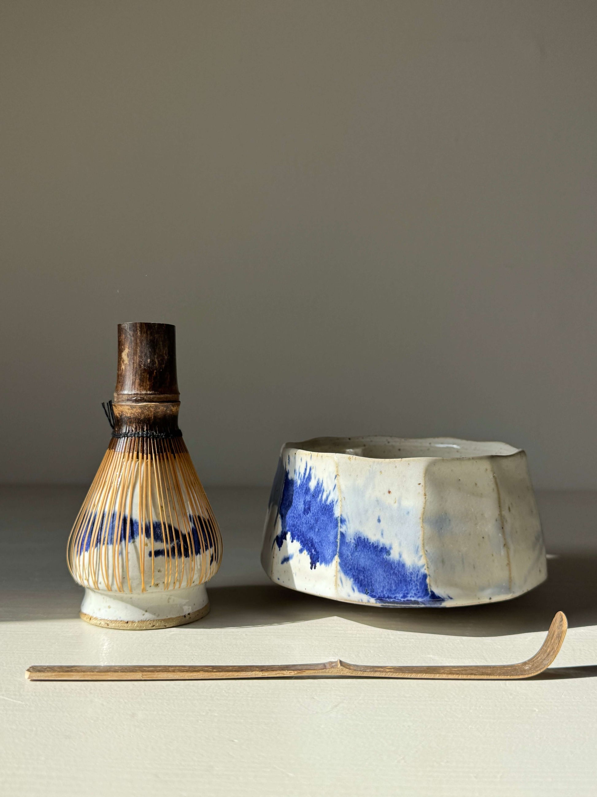 Faceted Matcha Bowl – Cobalt Blue & Glossy White Glaze #04 with handmade ceramic texture