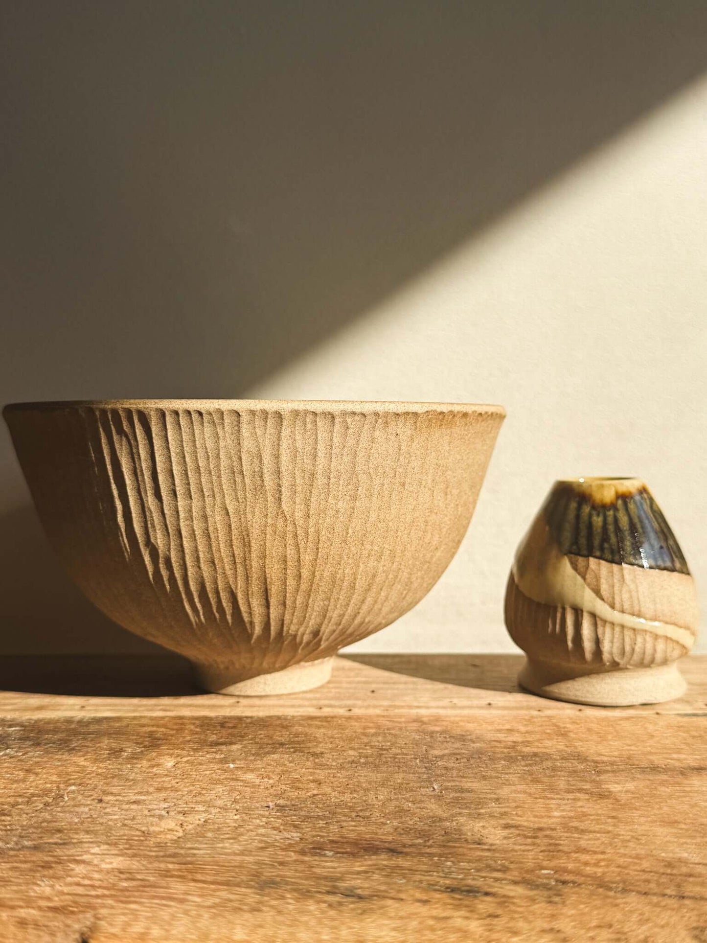 Inyo Series Matcha Bowl and Whisk Holder Set featuring carved clay texture with contrasting glaze, showcasing elegant craftsmanship.