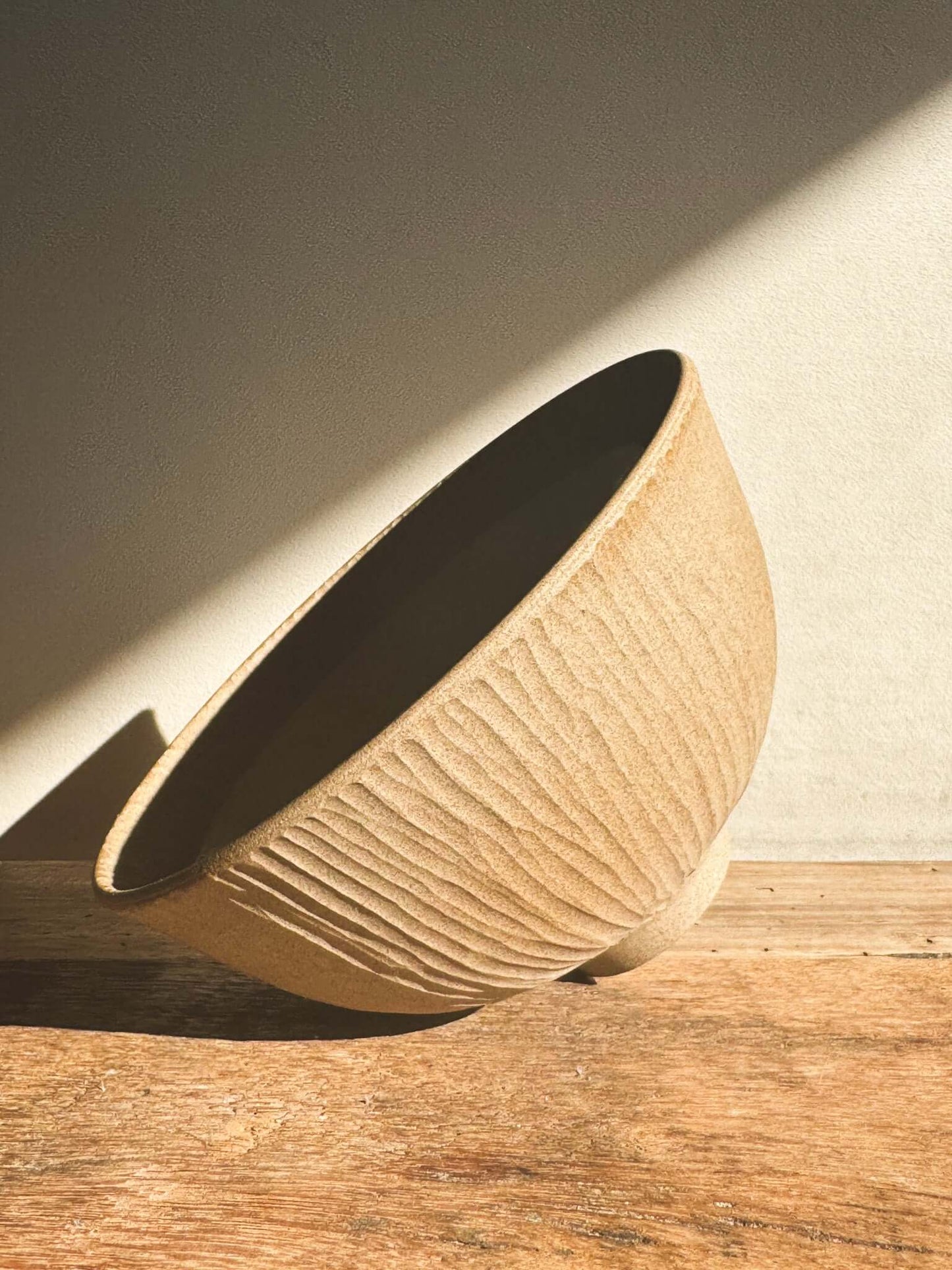 Textured matcha bowl from the Inyo Series, featuring a carved raw clay exterior and smooth, glossy interior.