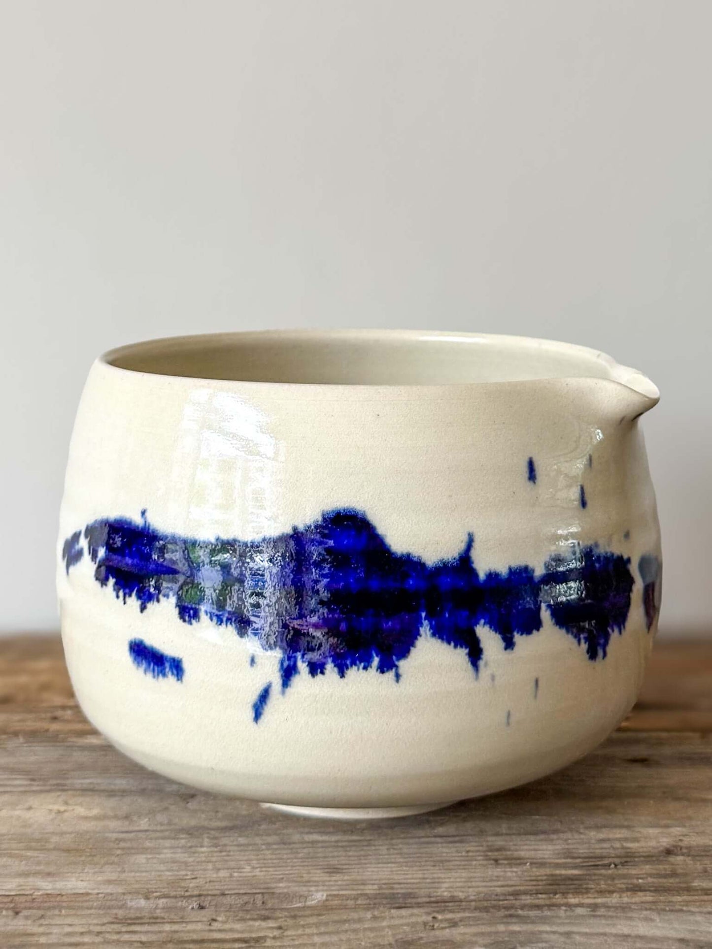 Katakuchi Matcha Bowl with Spout, part of Gosu Series, featuring cobalt blue glaze patterns on cream clay.