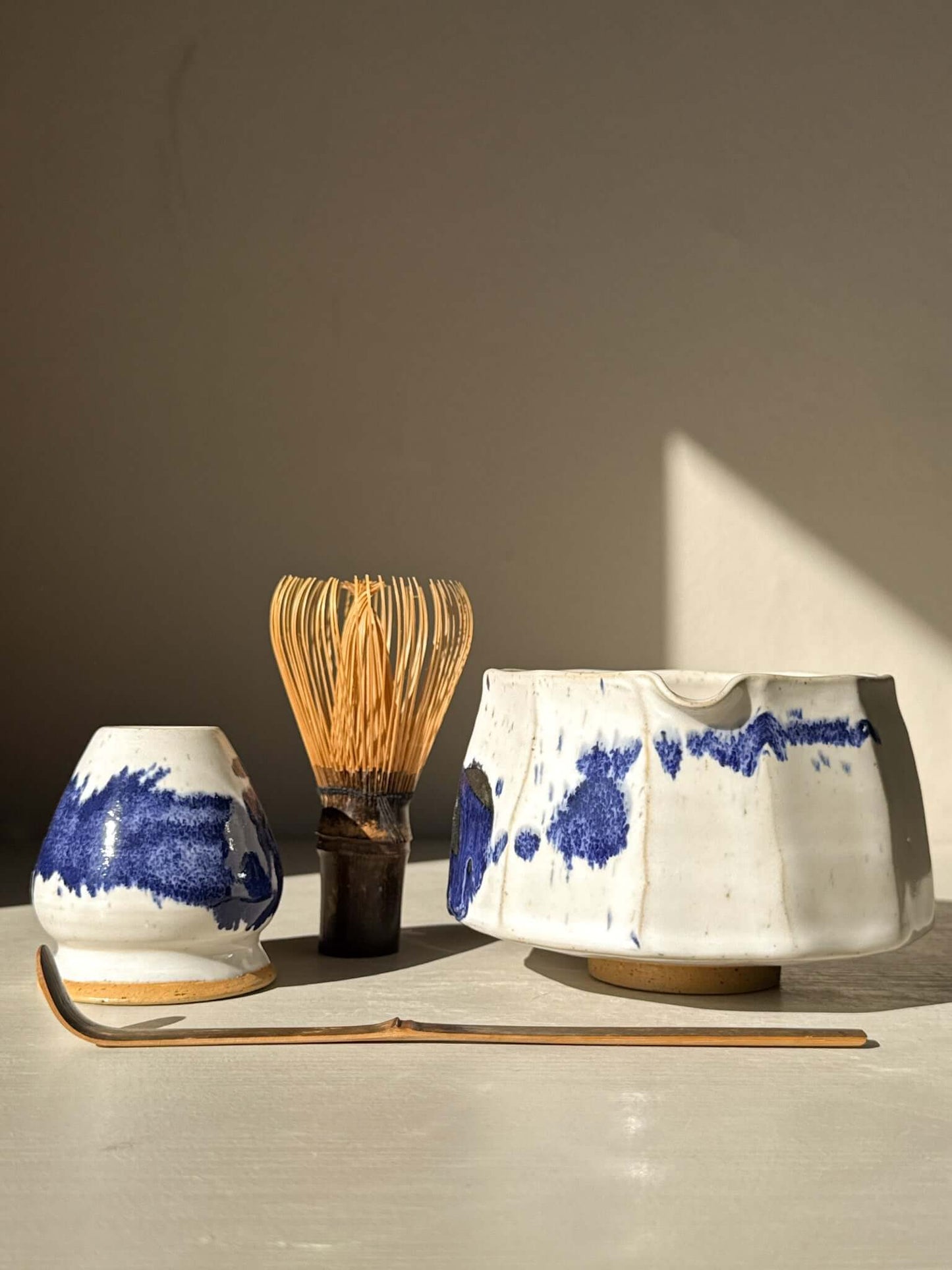 Faceted Matcha Bowl with Spout – White & Blue #02