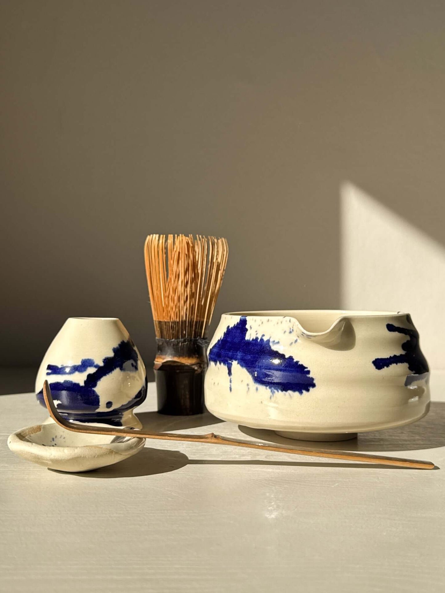 Matcha Bowl with Spout – Gosu #02 featuring a shallow, rounded design with blue accents, perfect for traditional tea ceremonies.