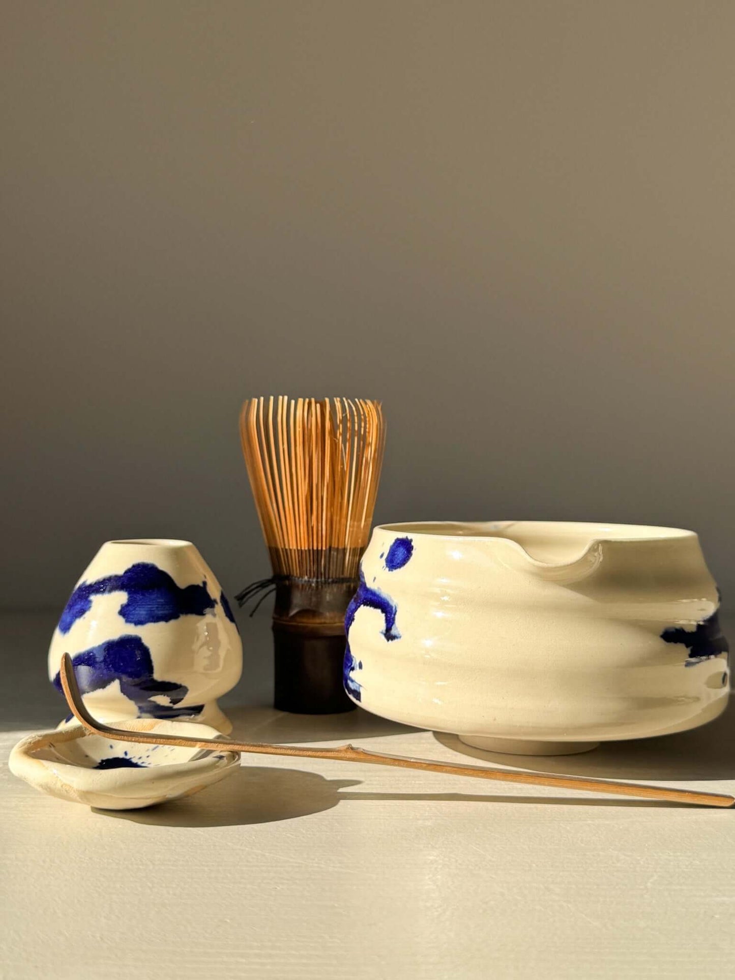 Matcha Bowl with Spout – Gosu #03, featuring a shallow design with a spout for easy pouring. Ideal for whisking and serving matcha.