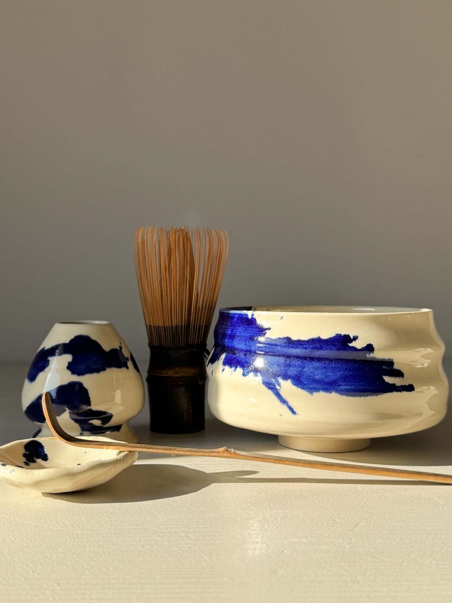 Matcha Bowl – Gosu Series #05 with cobalt glaze and tea whisk set, featuring deep blue splashes on soft curves