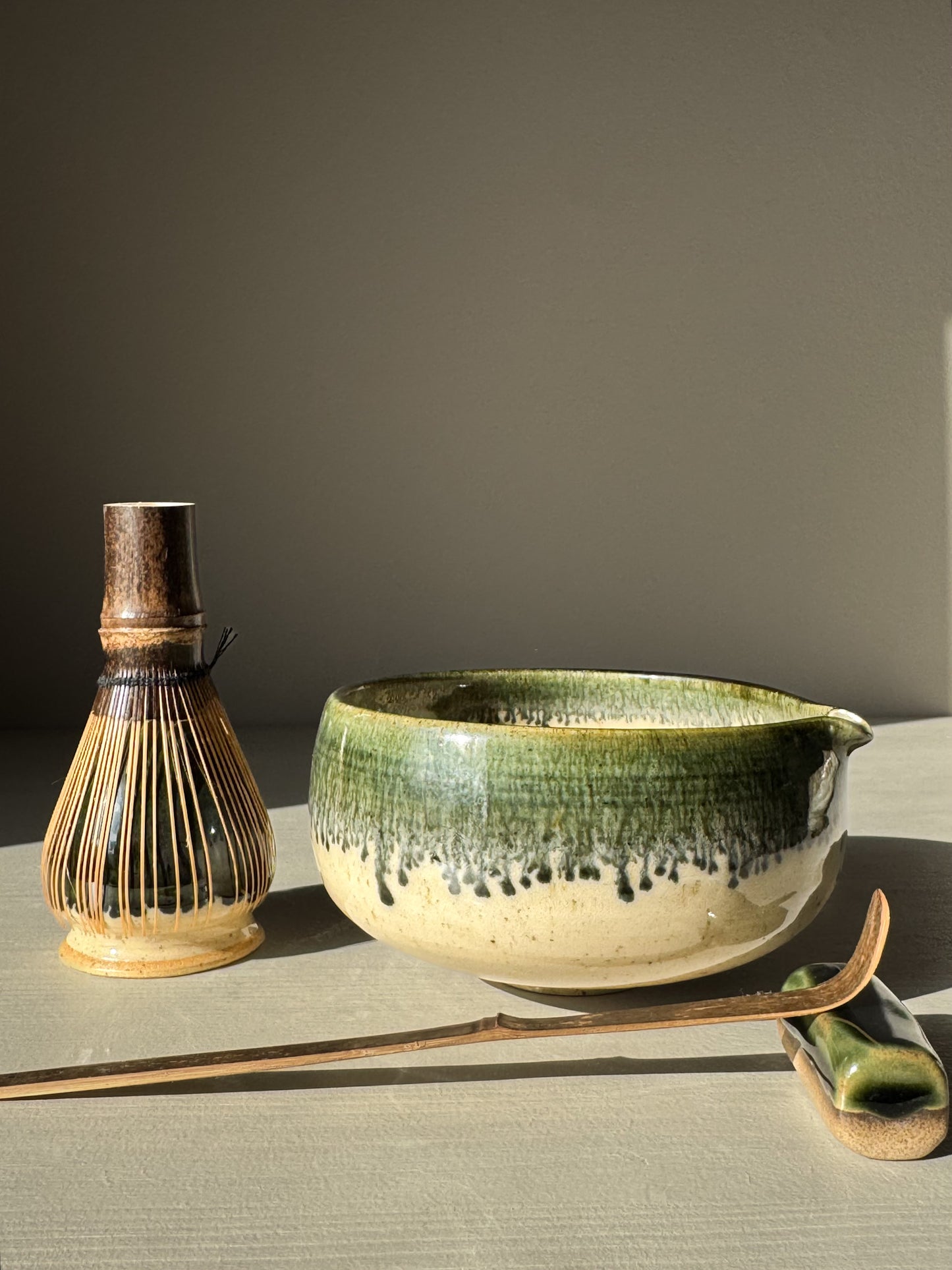Katakuchi Matcha kom met schenktuit - Groene rand #01