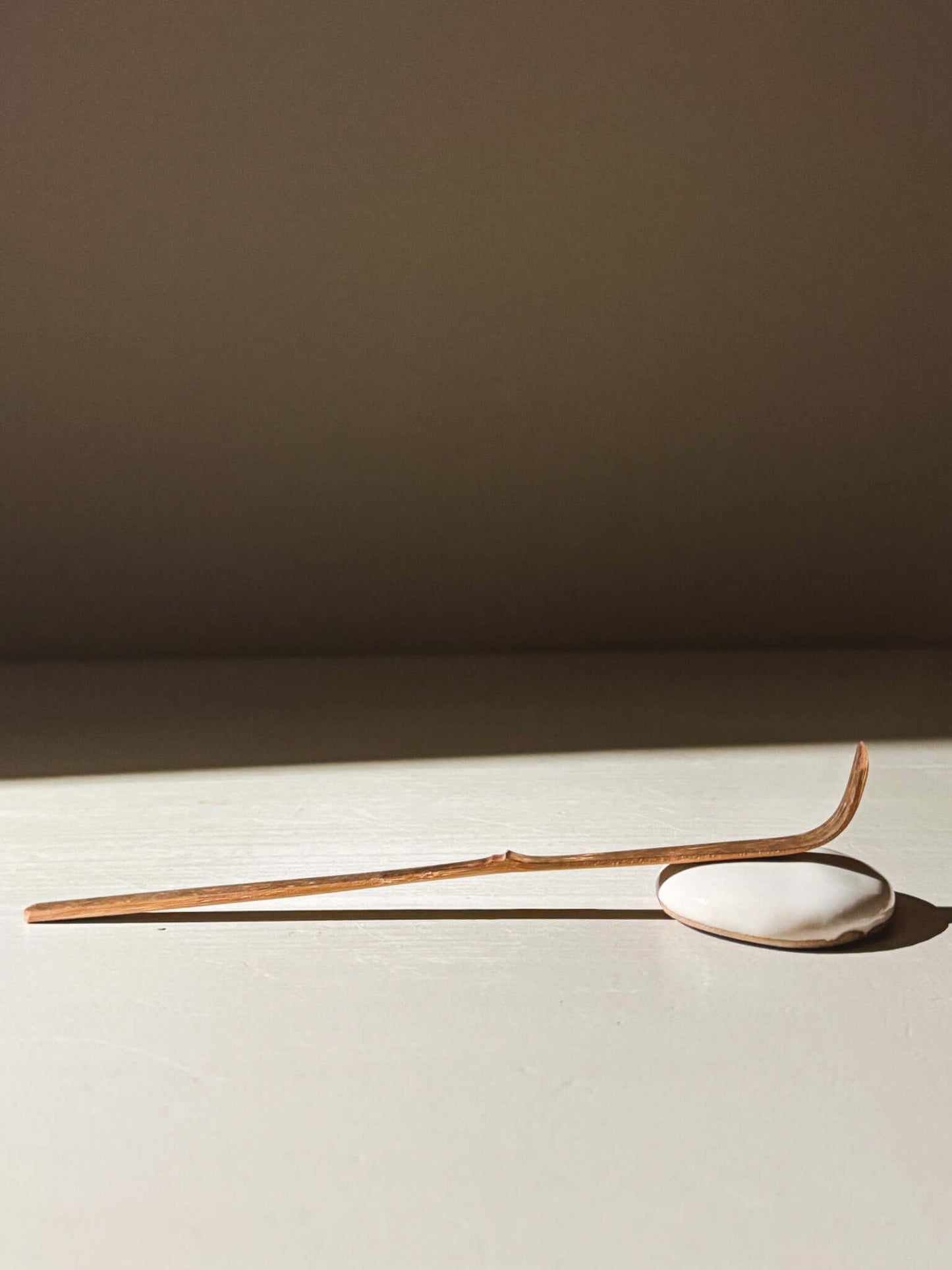Round Chopstick/Spoon Rest – Yuki with an organic design, ideal for chopsticks or matcha spoons, part of the Yuki Series collection.