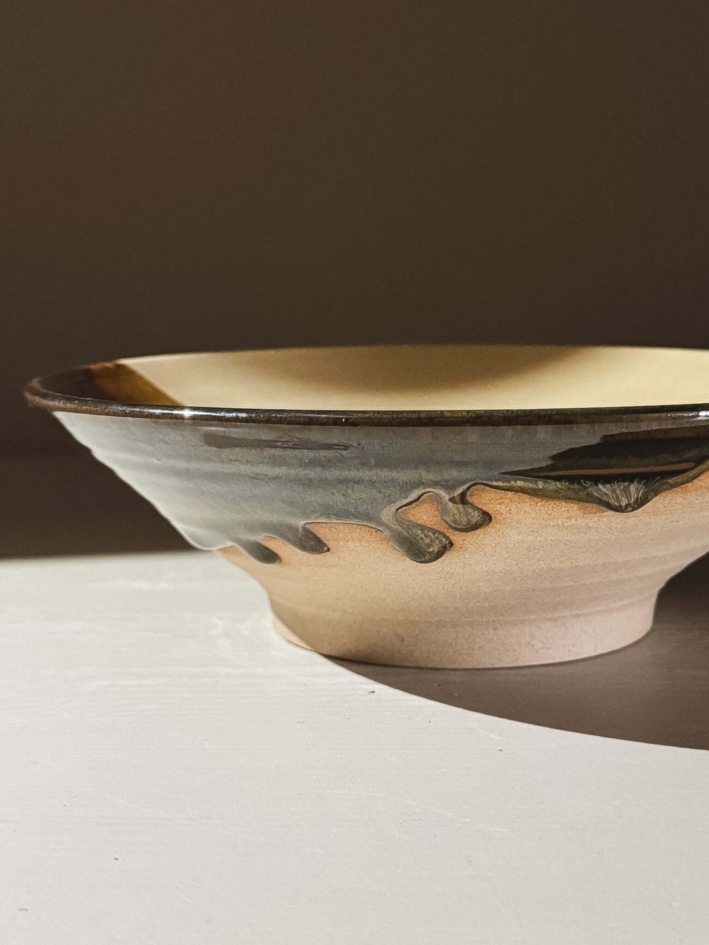 Salad/Pasta Plate – Inyo #01 with clear glaze and Tenmoku accents, 23 cm diameter, shallow form highlighting clay contrast.