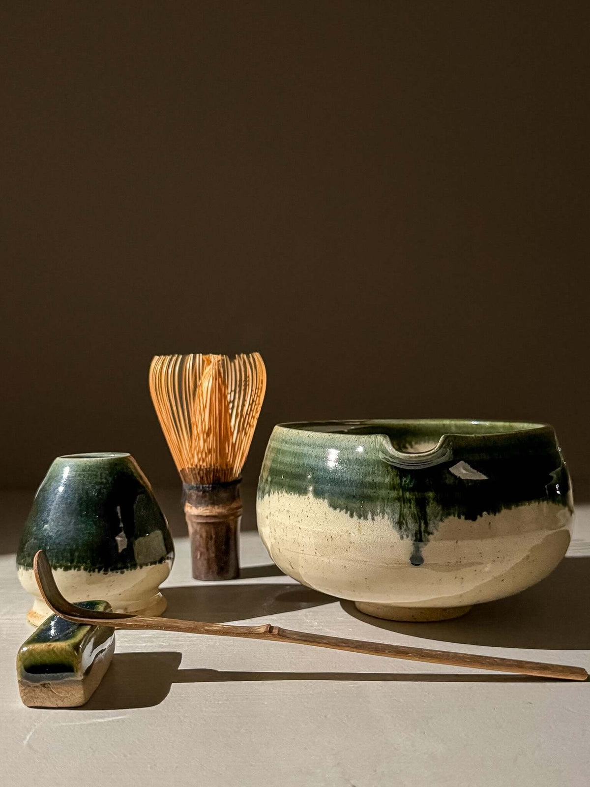 Matcha kom met schenktuit - Groene rand #01