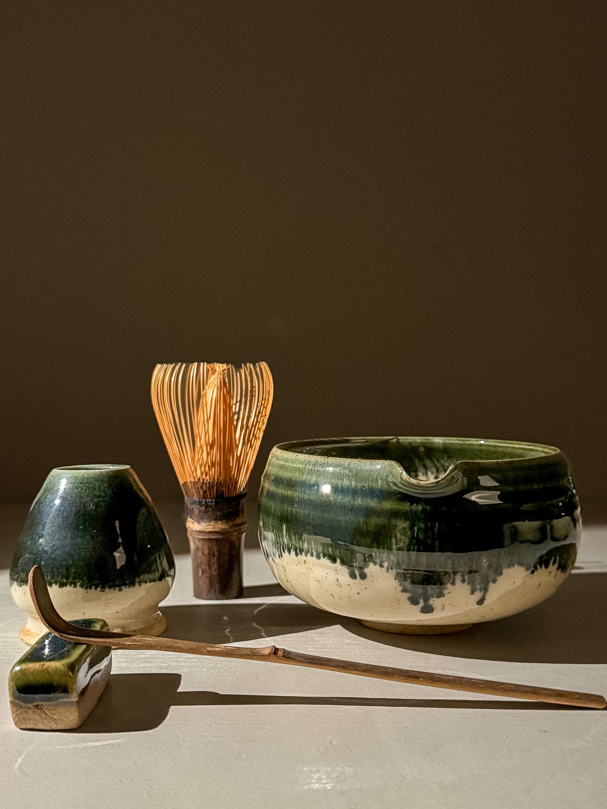 Matcha kom met schenktuit - Groene rand #08