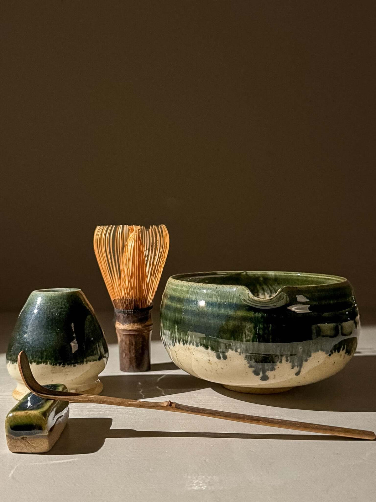 Matcha kom met schenktuit - Groene rand #08