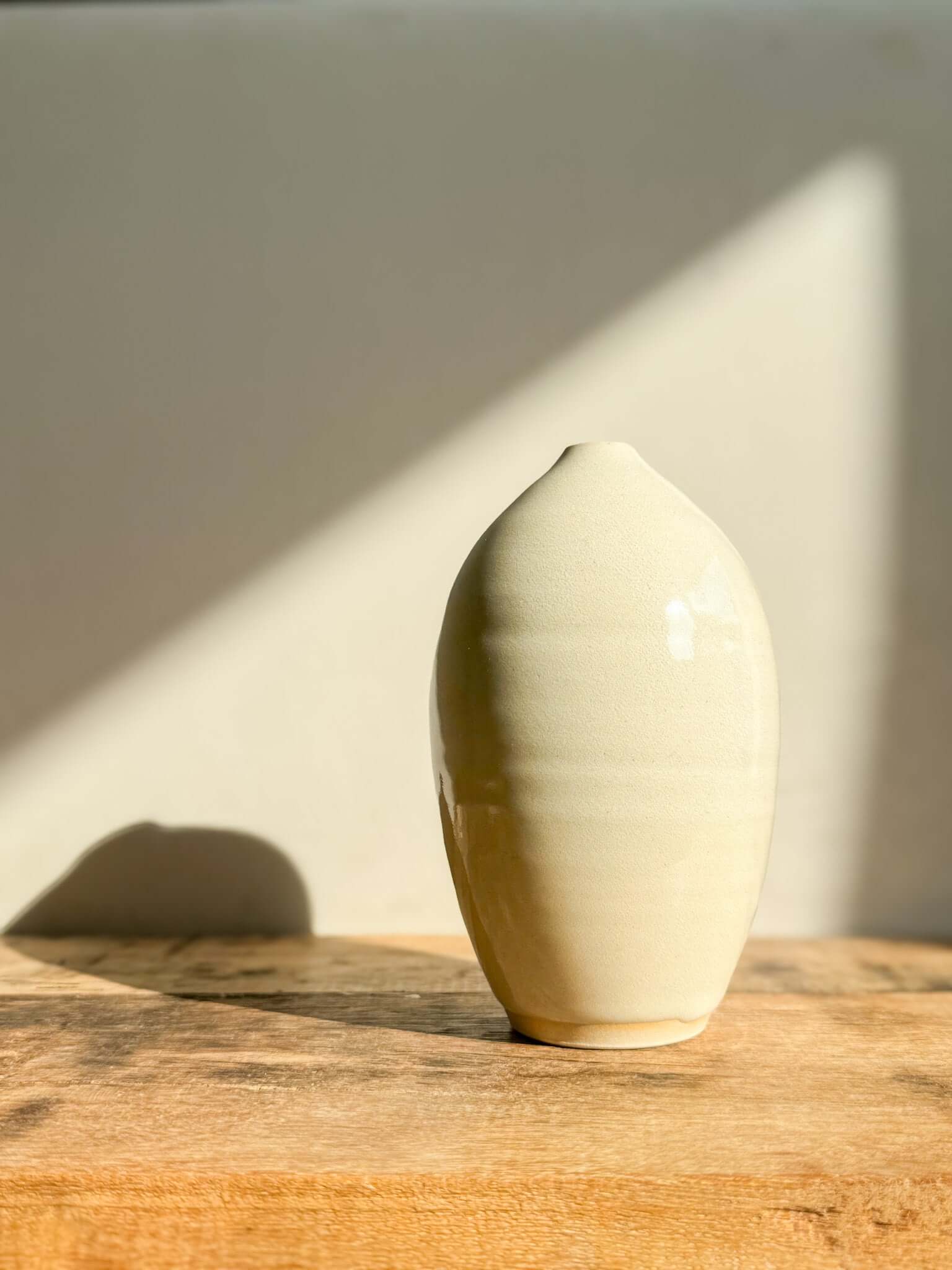 Ceramic Vase - Gosu Series #02 with handmade cobalt blue accents on a glossy finish, 12cm tall, 10cm diameter.