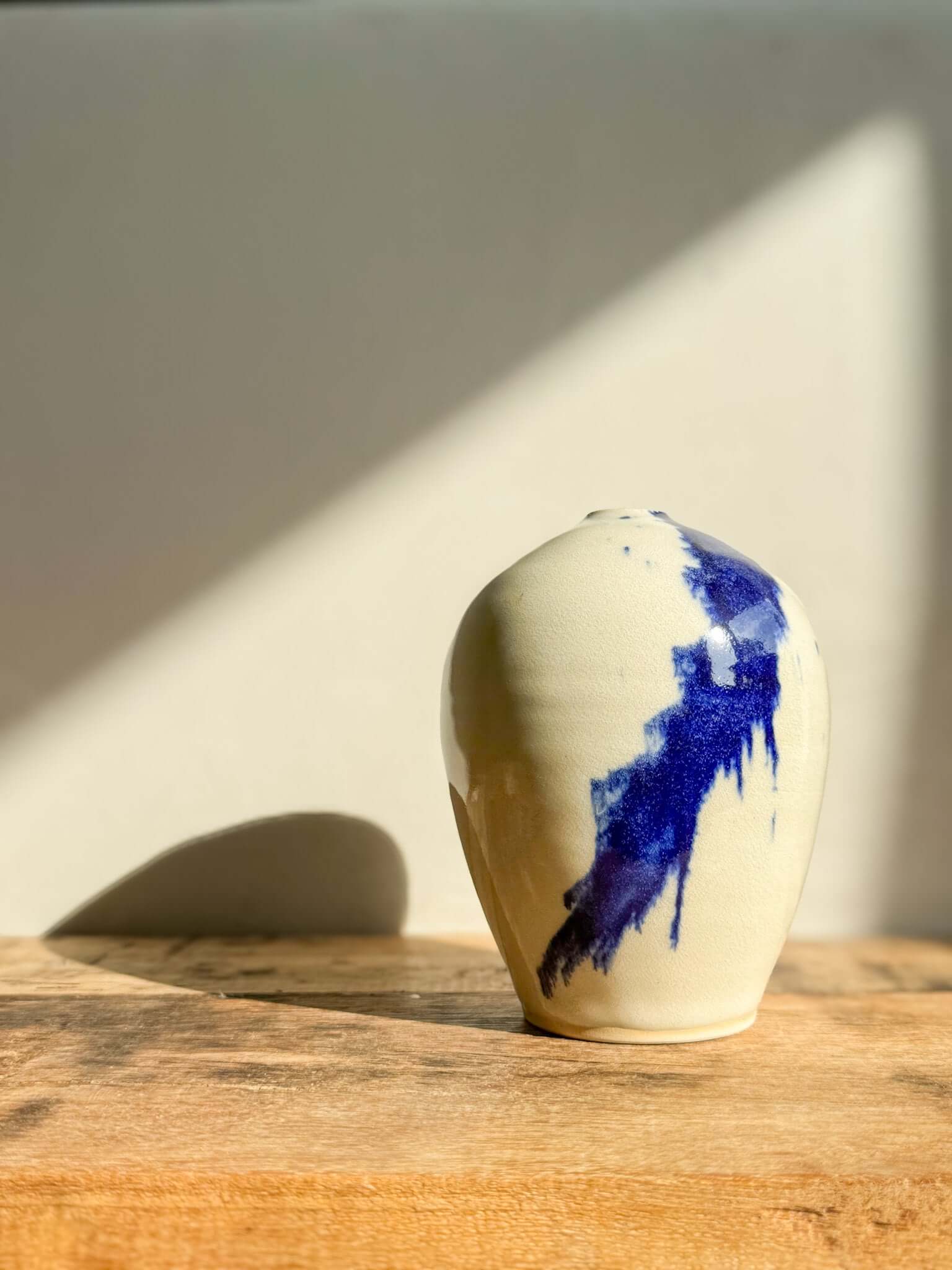 Ceramic Vase - Gosu Series #05 with handmade cobalt blue splashes, glossy finish, 12 cm tall, modern design on wooden surface.