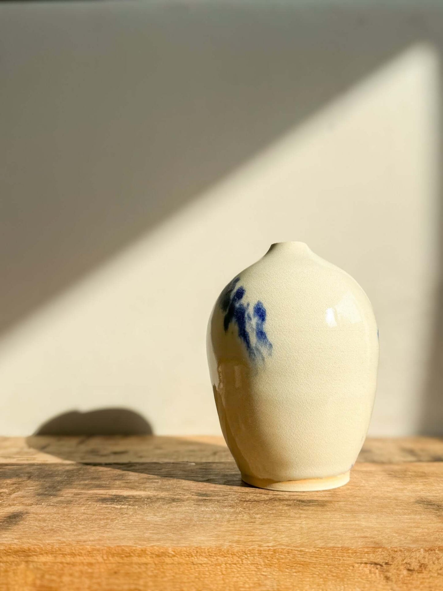 Ceramic Vase - Gosu Series #06, handmade ceramic with cobalt blue hand-splashed accents and glossy finish, 14.5 cm tall.