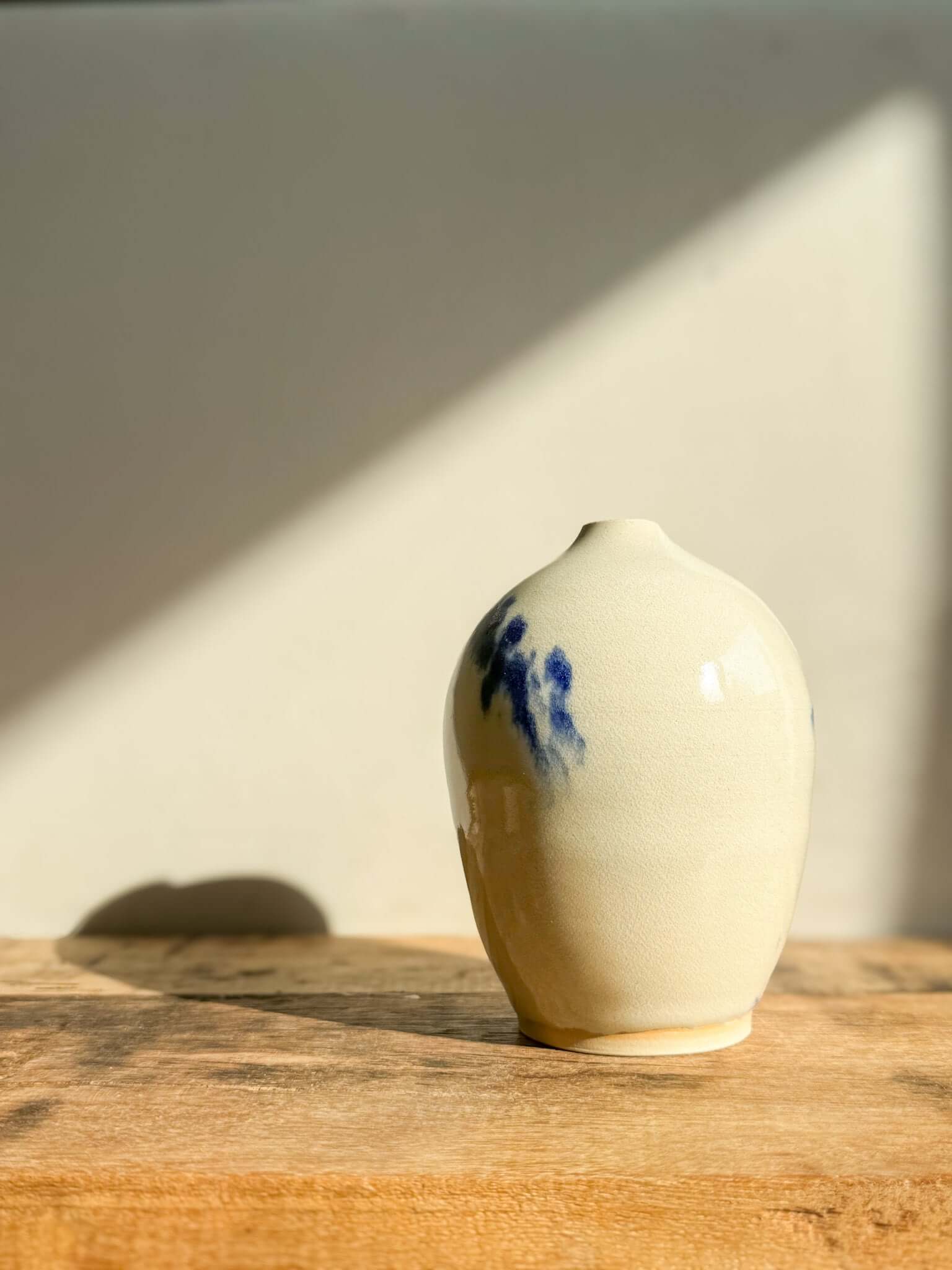 Ceramic Vase - Gosu Series #06, handmade ceramic with cobalt blue hand-splashed accents and glossy finish, 14.5 cm tall.