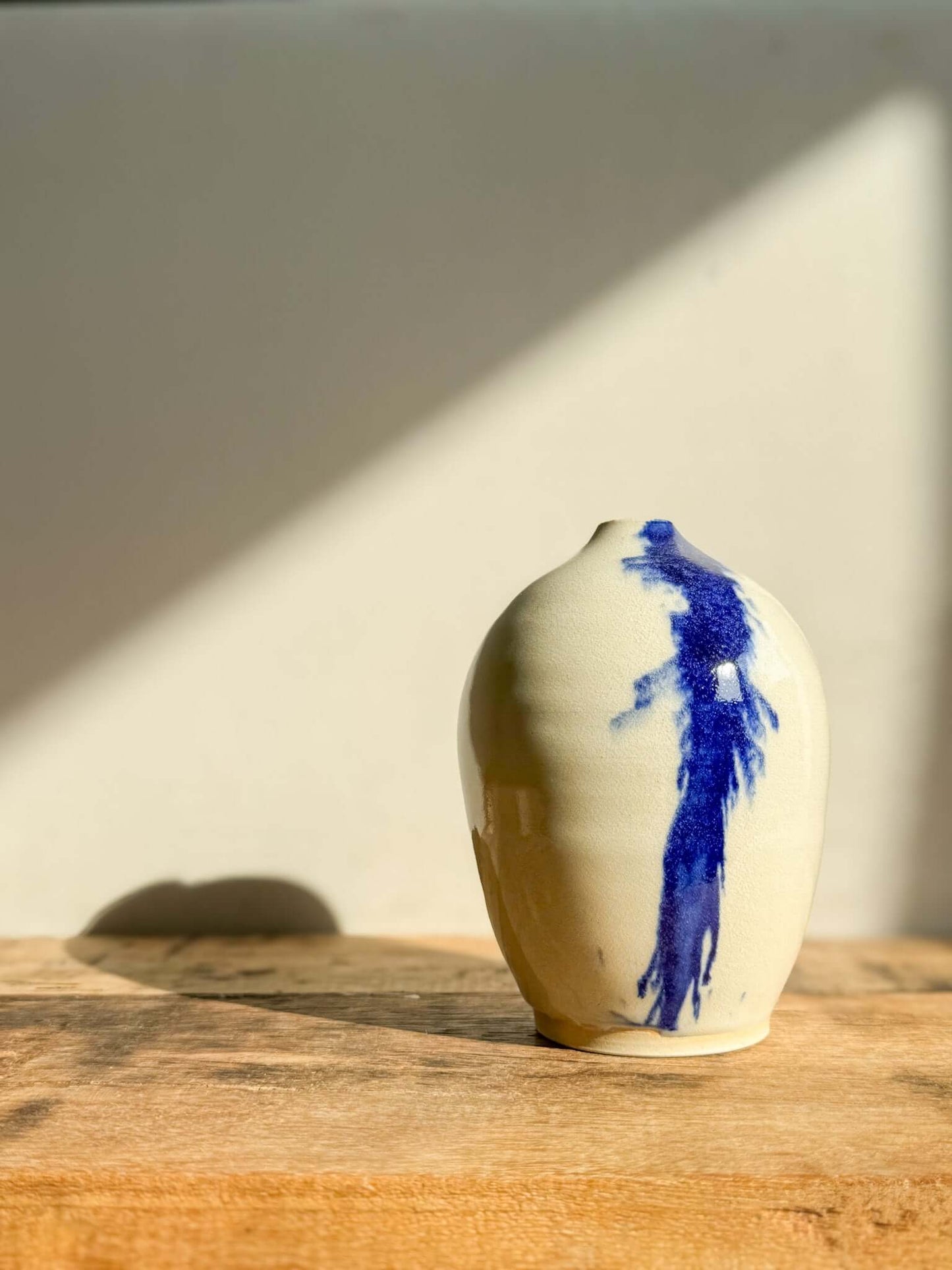Ceramic Vase - Gosu Series #06: Handmade ceramic with cobalt blue splashes and glossy glaze, modern decor piece, 14.5 cm tall.