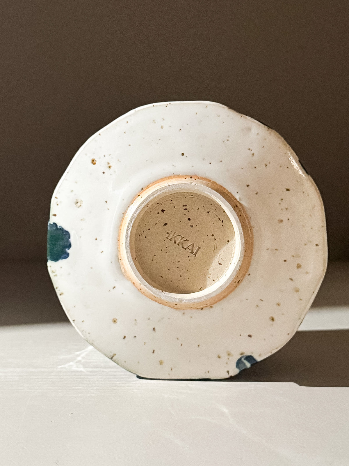 Matcha Kom met Facetten en Schenktuit - Kobaltblauw & Glanzend Wit Glazuur #02