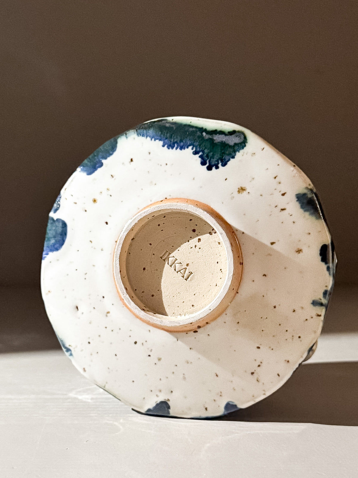 Faceted Matcha Bowl with Spout – White & Blue #05
