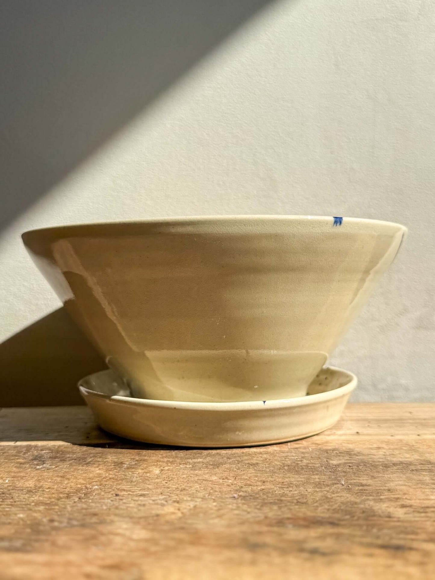 Sculptural Small Berry Bowl from Gosu Series with blue splashes and drip plate on wooden table, ideal for rinsing fresh fruit.