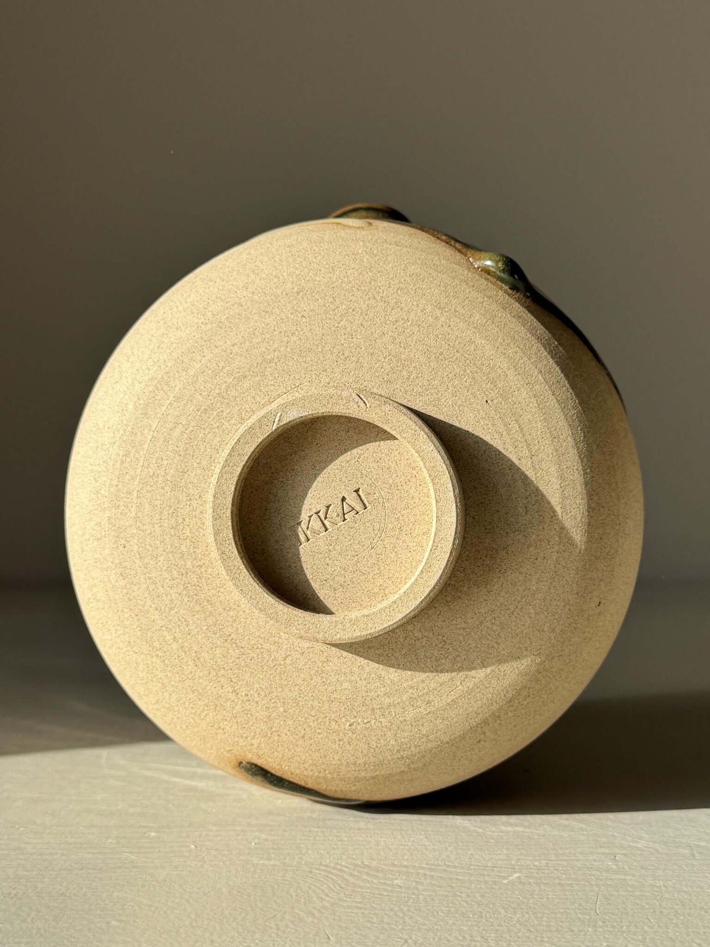 Matcha Bowl with Spout – Inyo #01 displayed from the bottom showing unique glaze patterns and handmade craftsmanship.