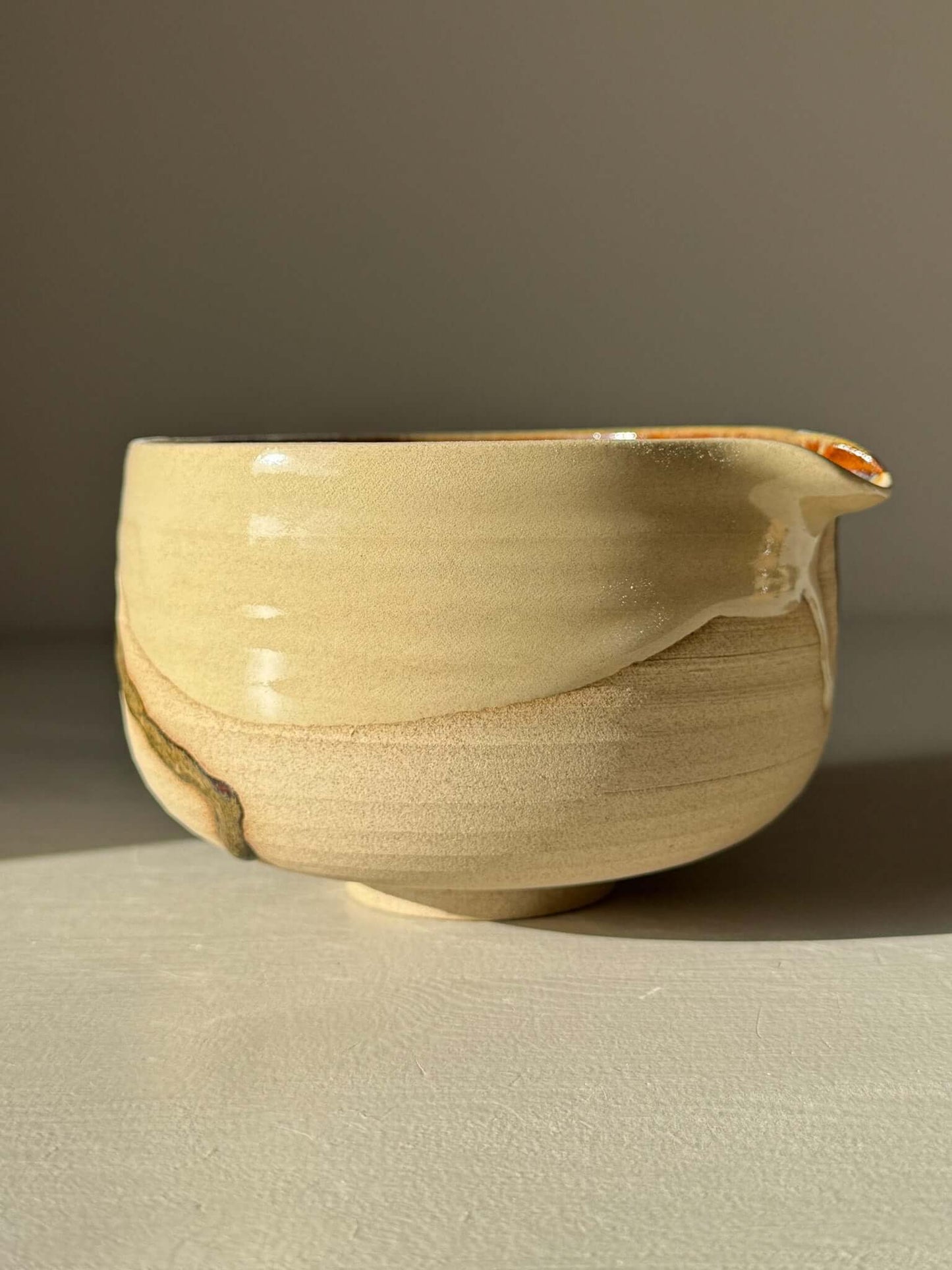 Matcha Bowl with Spout – Inyo #03 showcasing unique glazes and handmade craftsmanship.