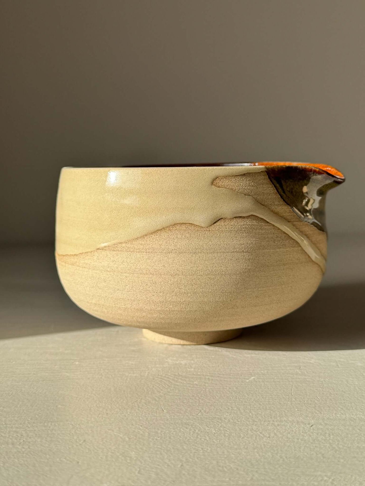 Matcha Bowl with Spout – Inyo #08 showcasing unique glazes and handcrafted design.