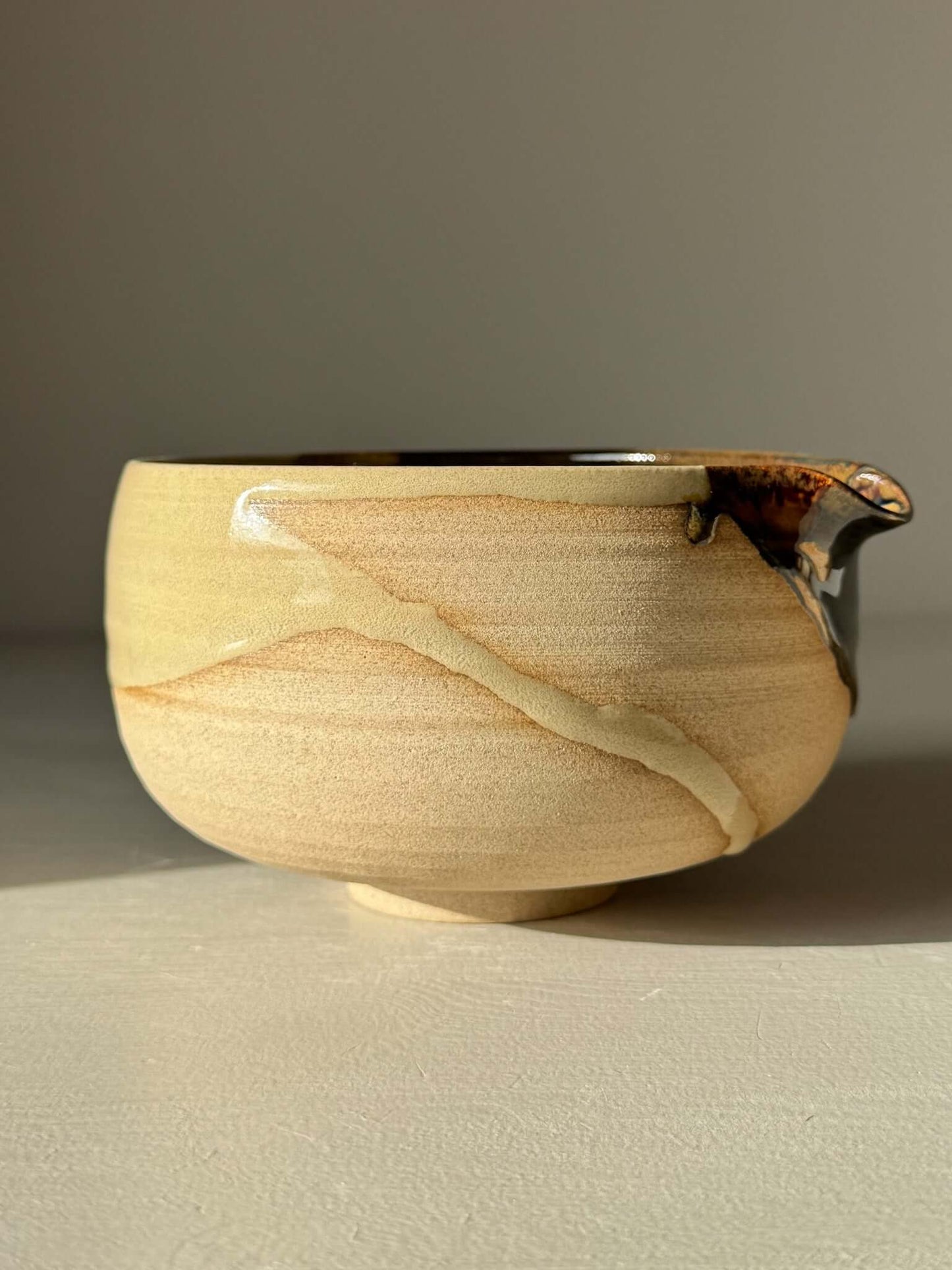 Matcha Bowl with Spout – Inyo #09 featuring unique glazes and a practical spout, handmade from warm stoneware clay.
