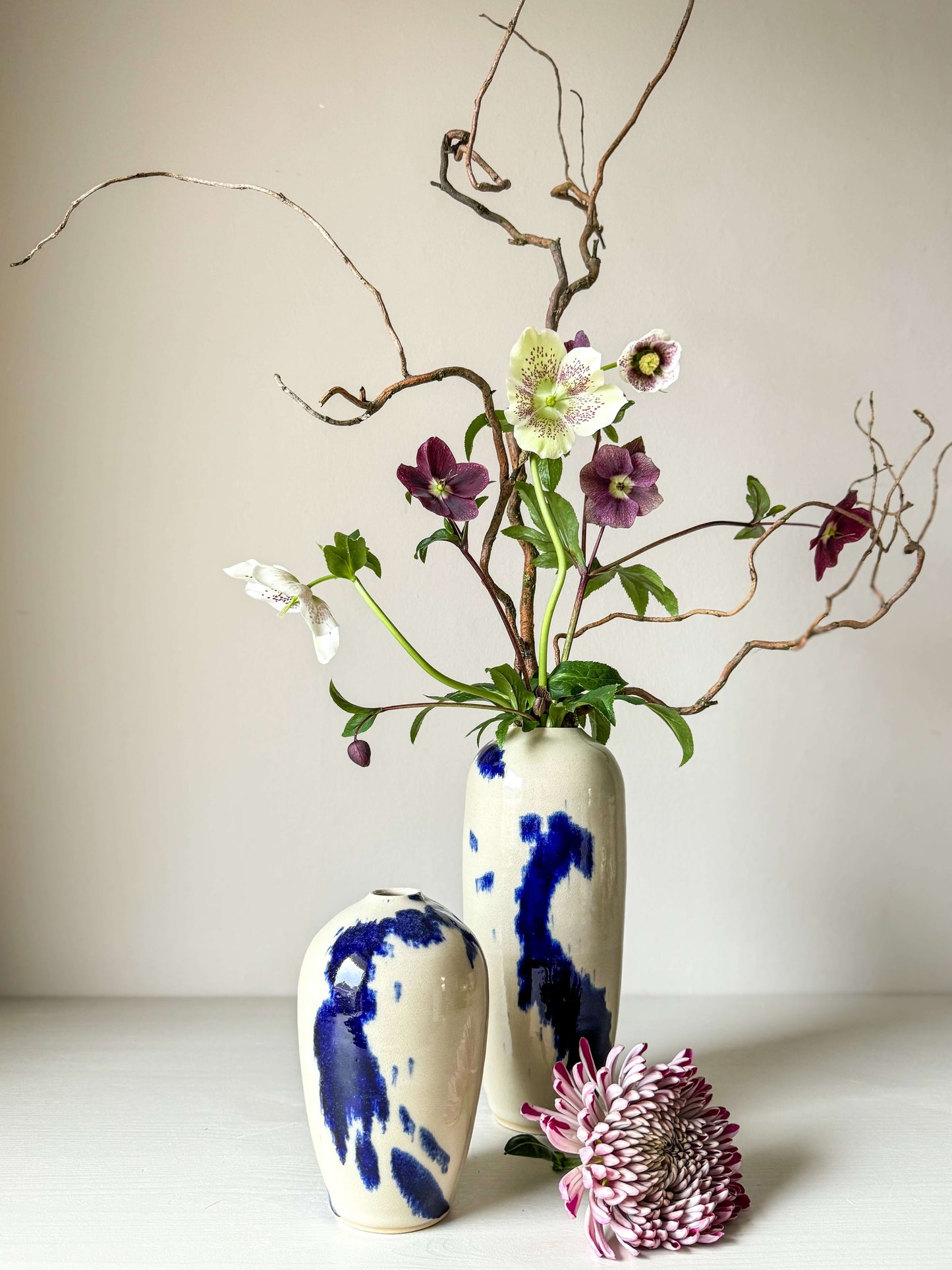 Ceramic vase from Gosu Series #09 with hand-splashed cobalt blue accents and glossy glaze, showcasing flowers and artistic design.