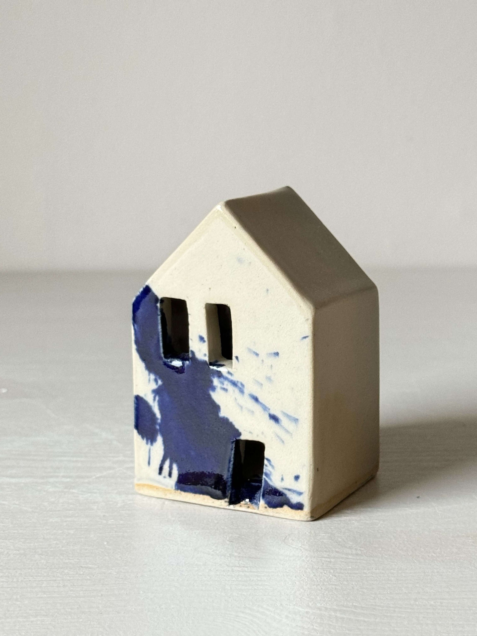 Handbuilt Ceramic Houses – Gosu Series with cobalt blue splash, handmade ceramic decor with a Dutch-inspired design, 8.5 cm tall.
