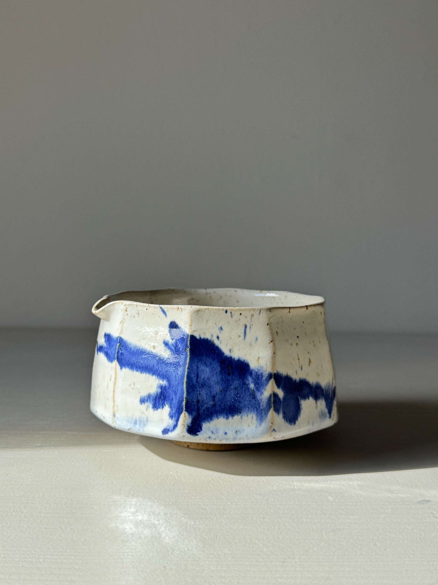 Faceted Matcha Bowl with Spout – Cobalt Blue & Glossy White Glaze #011; handmade ceramic with cobalt blue splashes.