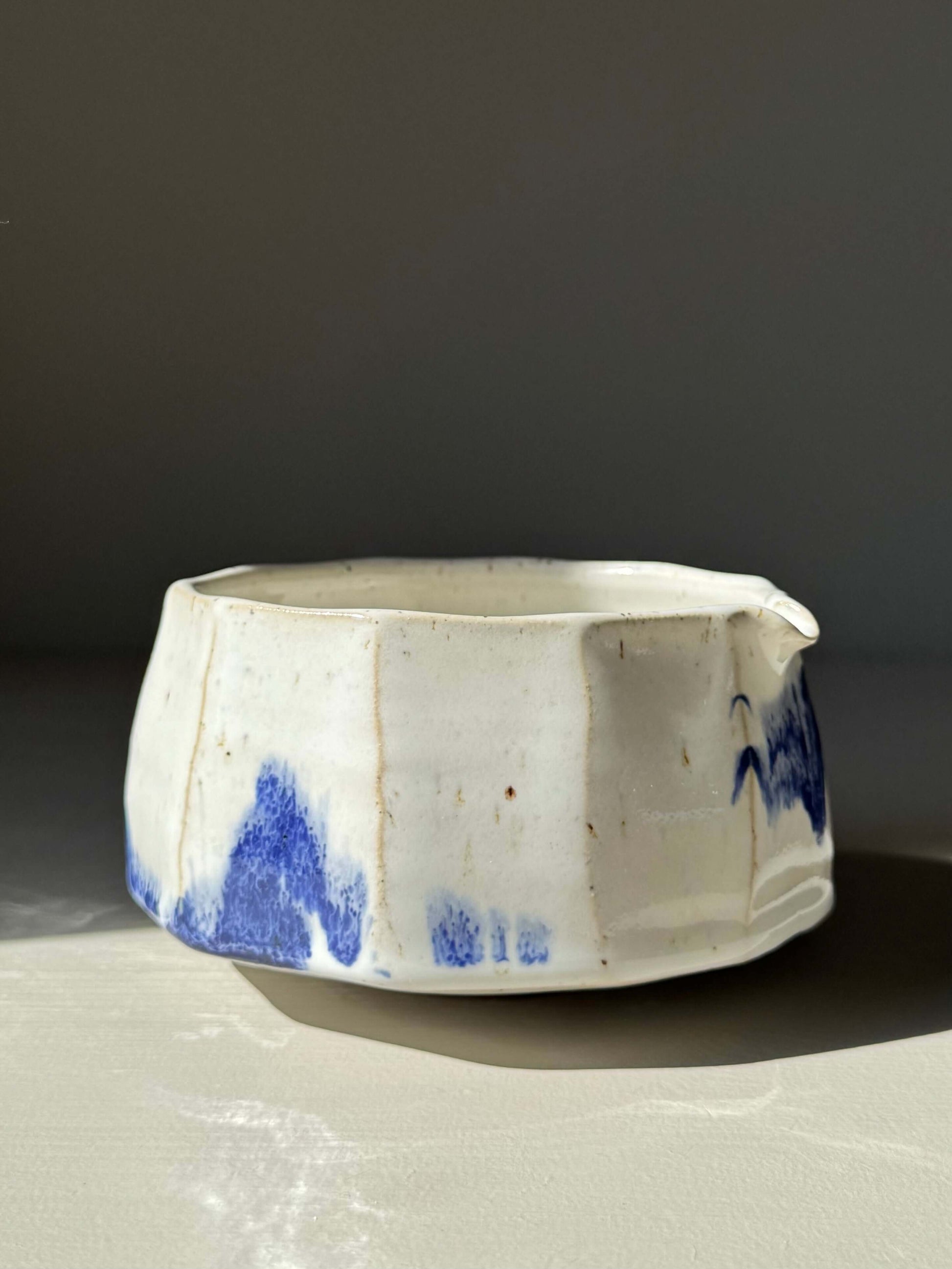 Faceted Matcha Bowl with Spout – Cobalt Blue & Glossy White Glaze #05, handmade ceramic with unique design and blue accents.