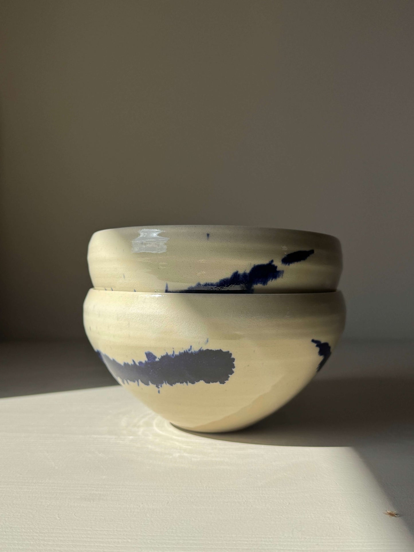 Bowls – Gosu handmade ceramic with cobalt blue splashes, unique medium rounded shape, perfect for breakfast or small meals.