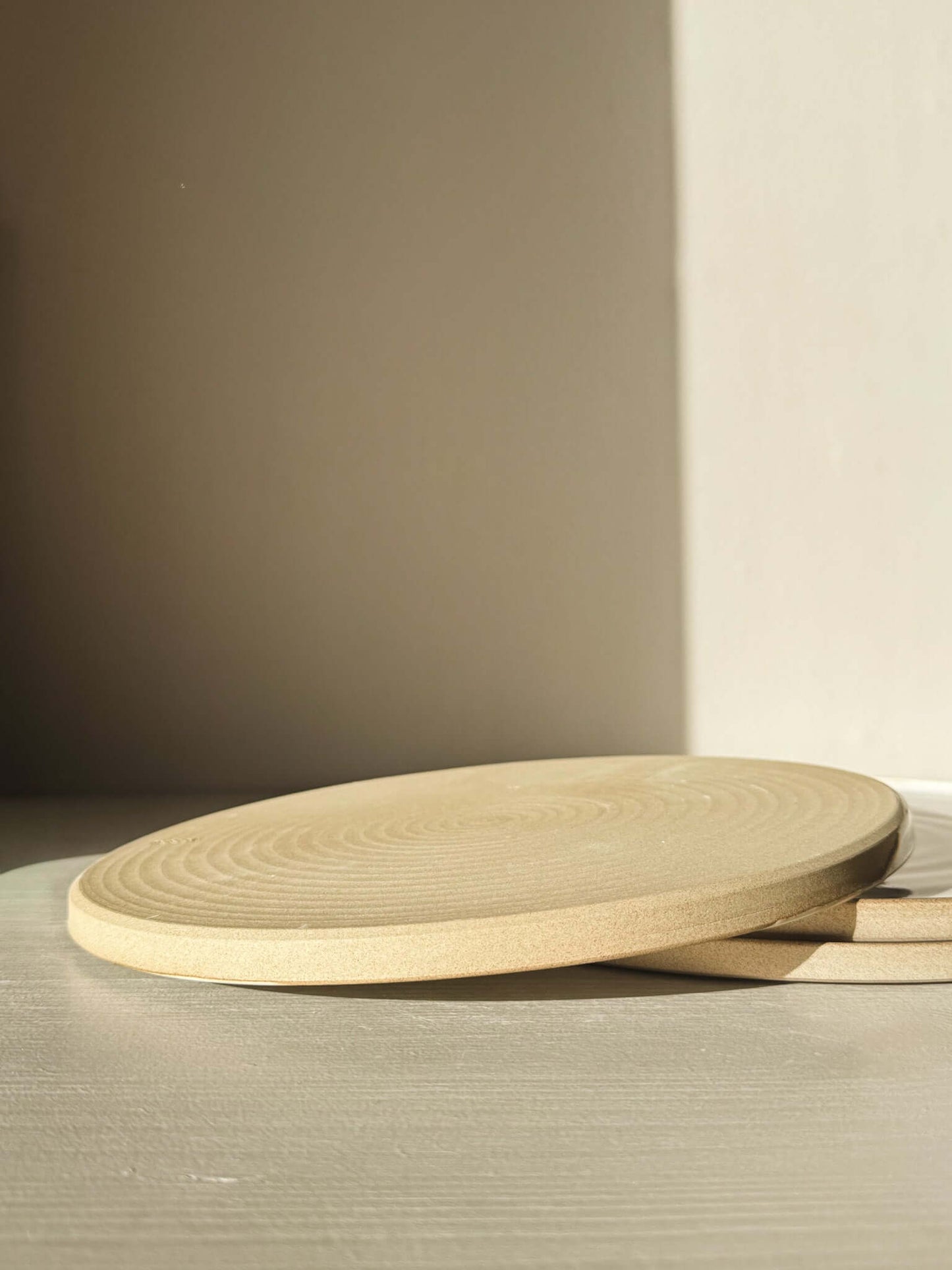 Flat Round Plate – Yuki Series in soft white glaze on speckled stoneware, 25.5cm, highlighting simple and calm beauty for everyday use.