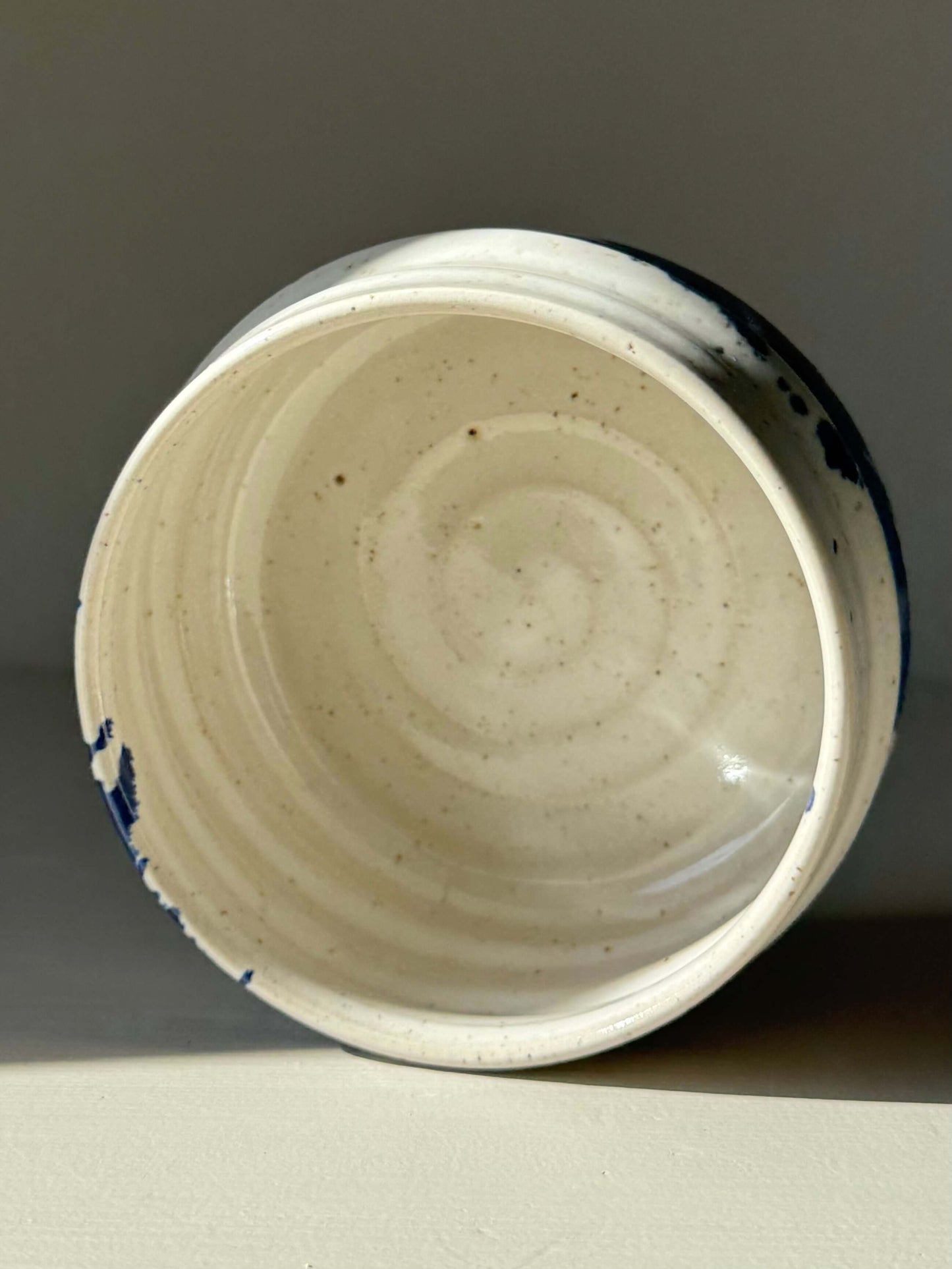 Handmade ceramic Matcha Bowl – Cobalt Blue & Glossy White #01 with flowing ridges and vibrant cobalt splash pattern. Sculptural design.