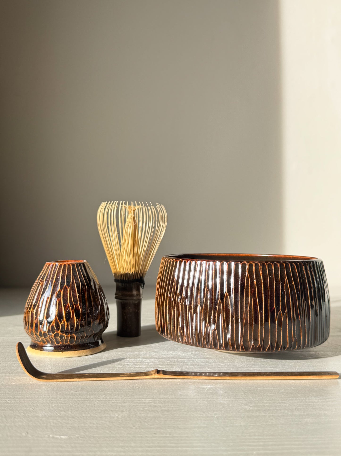 Matcha Bowl – Kinsei #02 set with hand-carved lines and glossy glaze, featuring a tea whisk, scoop, and additional accessories.