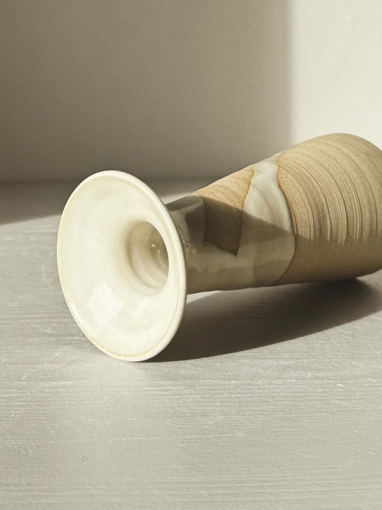 Medium Vase – Yuki #01 with glossy white glaze over warm stoneware, showcasing calm elegance and unique natural patterns.