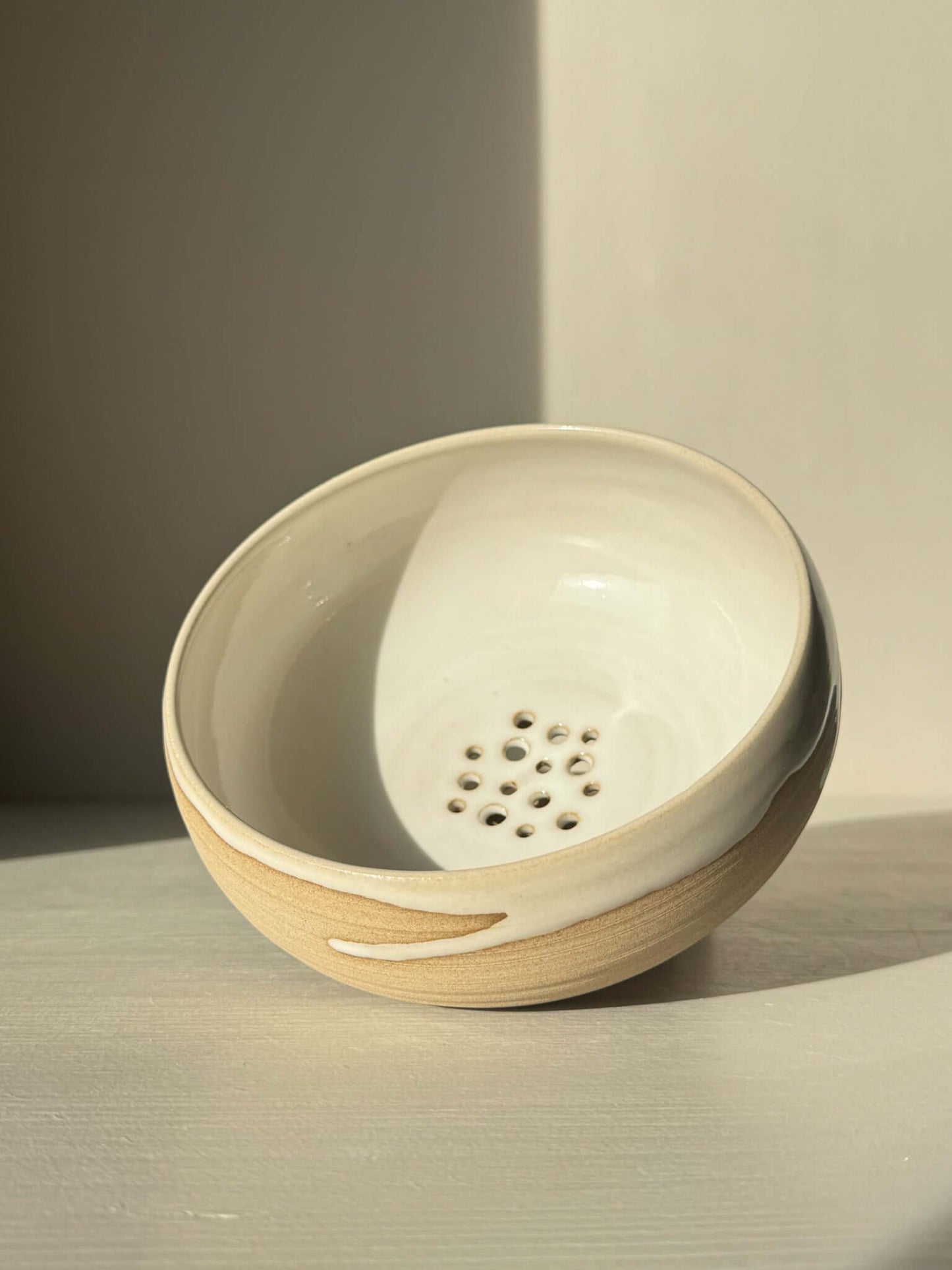 Rounded Berry Bowl - Yuki with white glaze over toffee clay, designed for rinsing fruits, featuring a matching drip plate for convenience.
