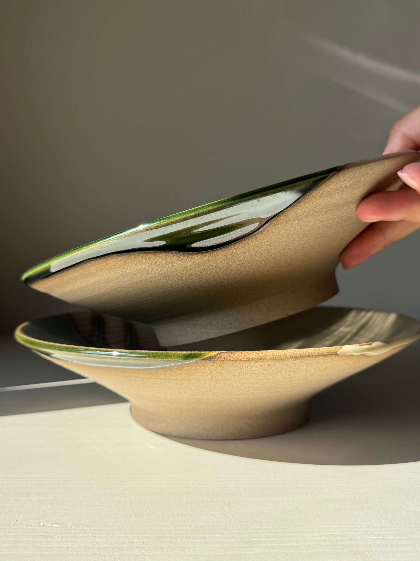Shallow Plate – Mori Series handmade ceramic with forest-green glaze and warm raw clay, approx. 23 cm, glossy finish.