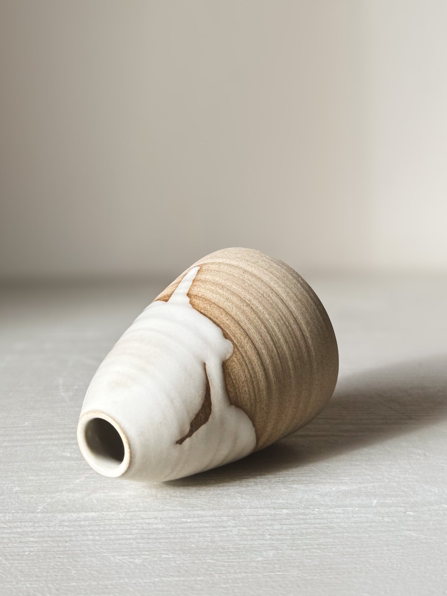 Small Vase – Yuki #01, featuring soft curves and white glaze over warm clay, 8.5cm tall, adds elegance with its calm presence.