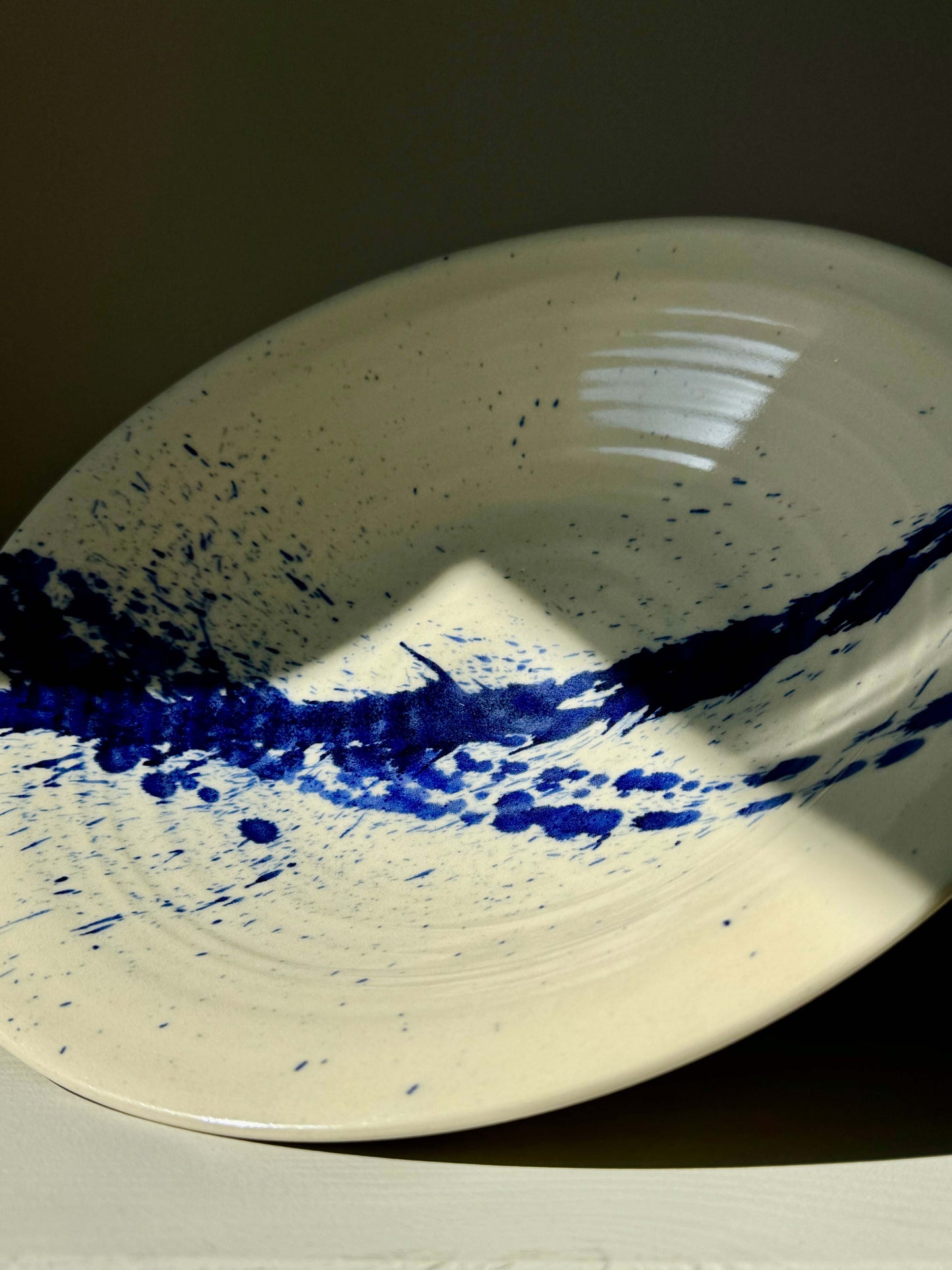 Large Shallow Bowl from Gosu Series #04 with blue splatter design on durable stoneware, 31 cm diameter, perfect for fruit or decor.