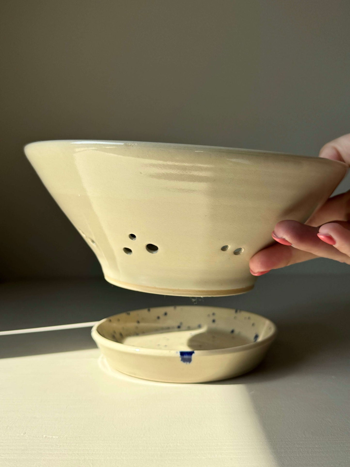 Sculptural berry bowl from Gosu Series #03 with cobalt blue splashes and a matching drip plate, ideal for rinsing fresh fruit.