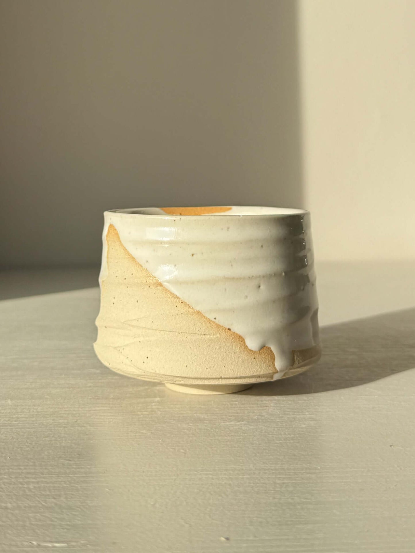 Yunomi Cup – Glossy White #03 with soft curves and flowing glaze, perfect for sipping tea or coffee. Wheel-thrown stoneware design.