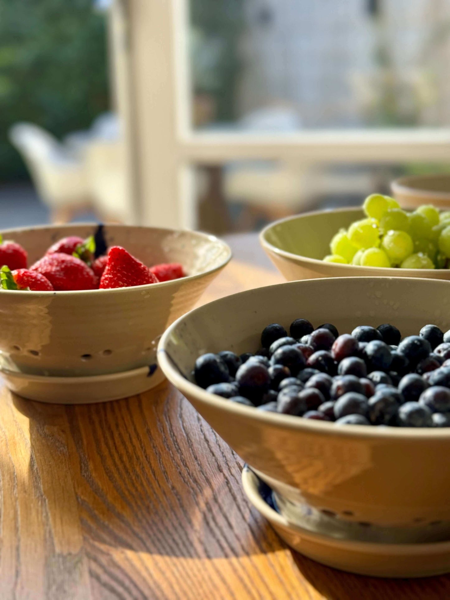 Sculptural berry bowls filled with strawberries, blueberries, and grapes from the Gosu Series #01. Perfect for summer mornings.