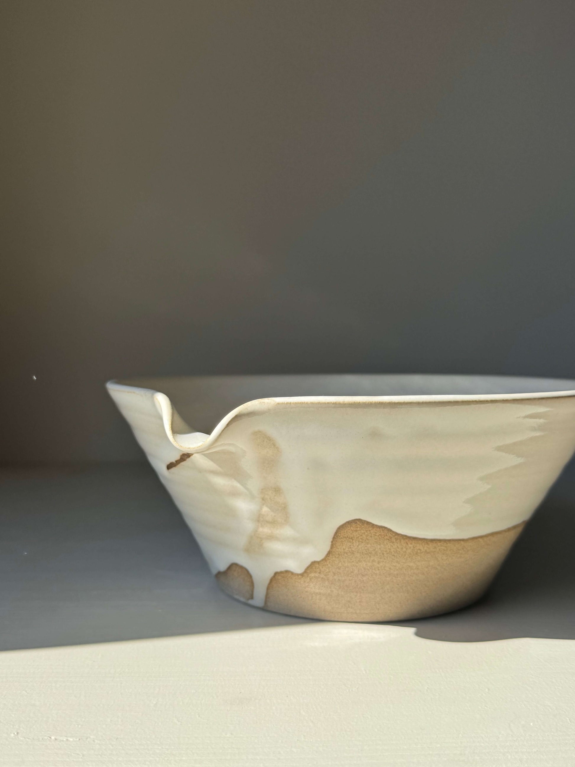 Handmade ceramic Pouring Bowl – Yuki Series with carved spout and white glaze on textured clay, featuring spiral throwing lines.
