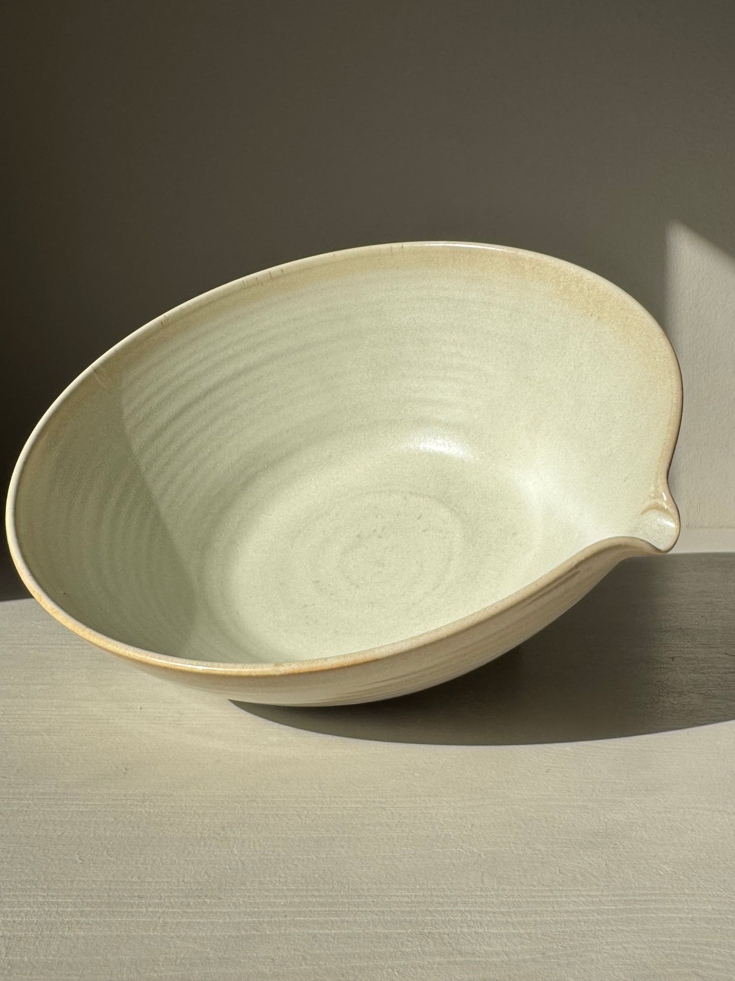 Pouring Bowl – Moonstone