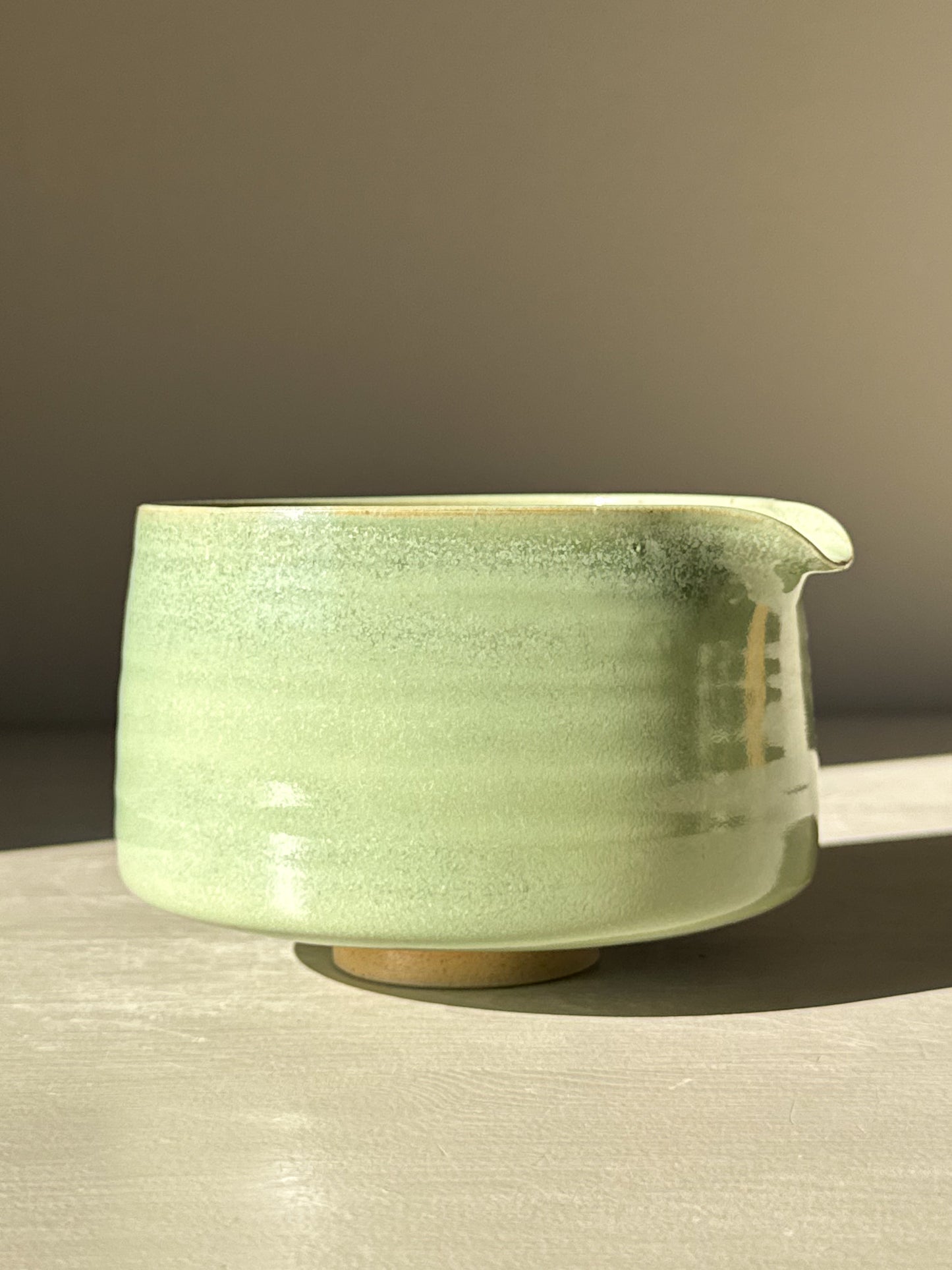 Matcha Kom met schenktout - Sage Glazuur #02